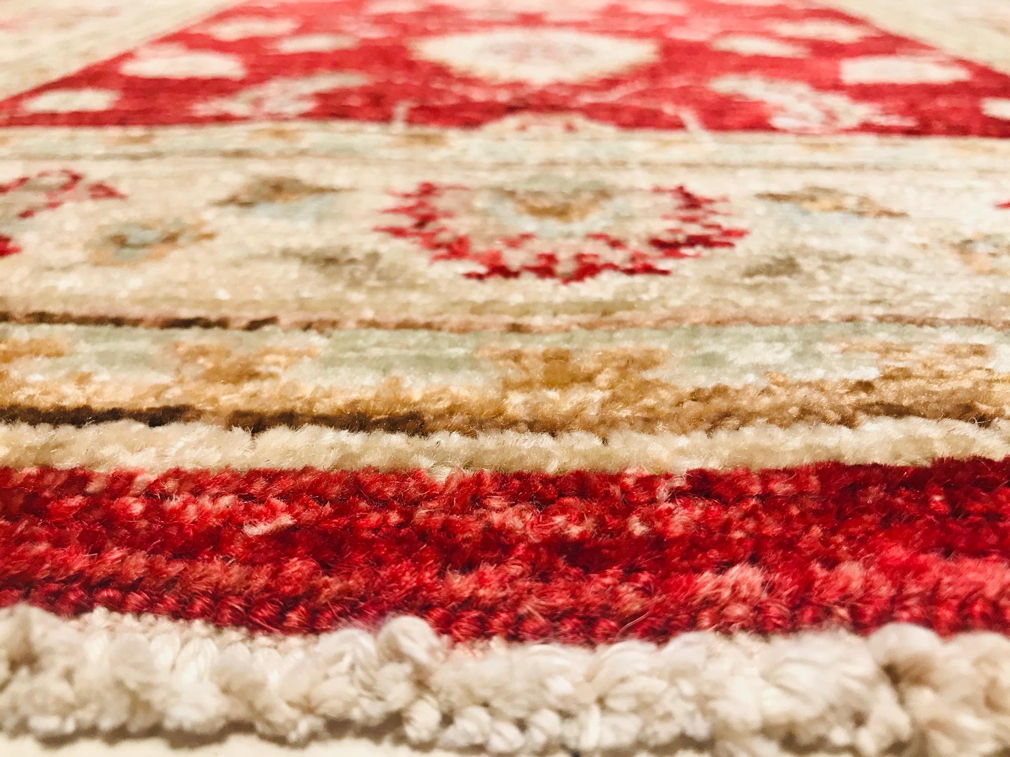 Late 20th Century Hand Knotted Rug with Wool in Beige and Red of 1980s In Distressed Condition For Sale In Valencia, Spain