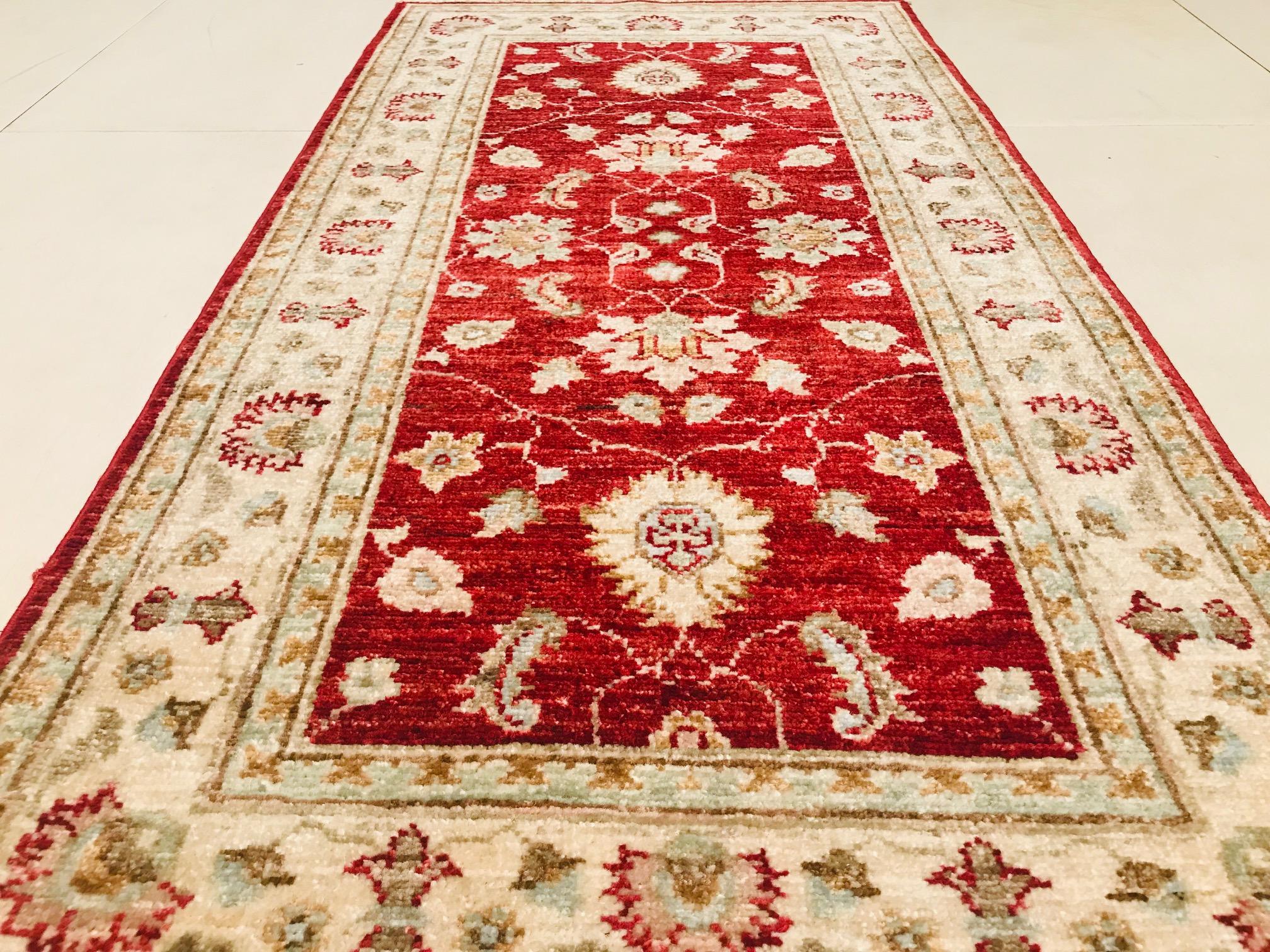Late 20th Century Hand Knotted Rug with Wool in Beige and Red of 1980s For Sale 2