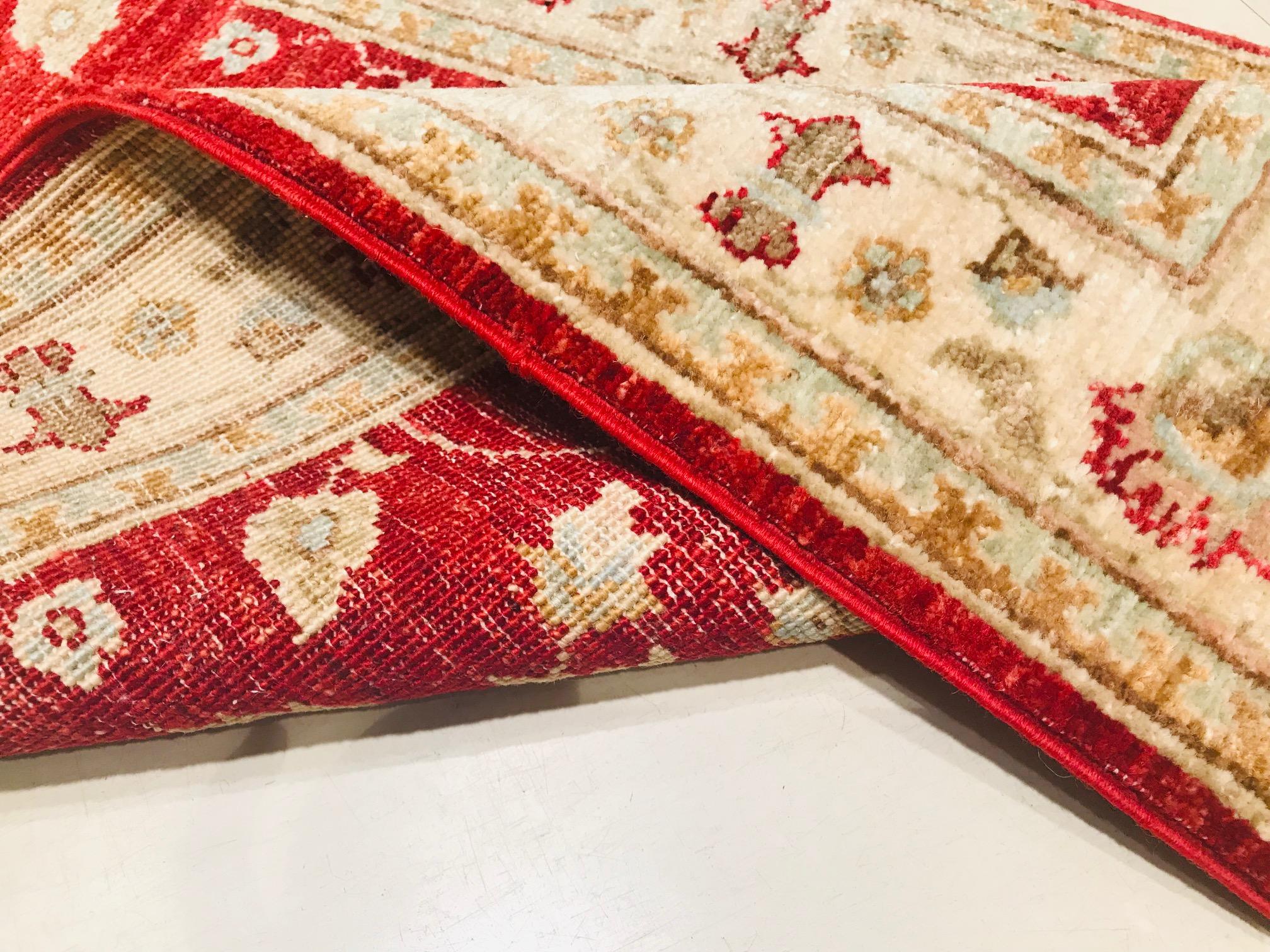 Late 20th Century Hand Knotted Rug with Wool in Beige and Red of 1980s For Sale 3