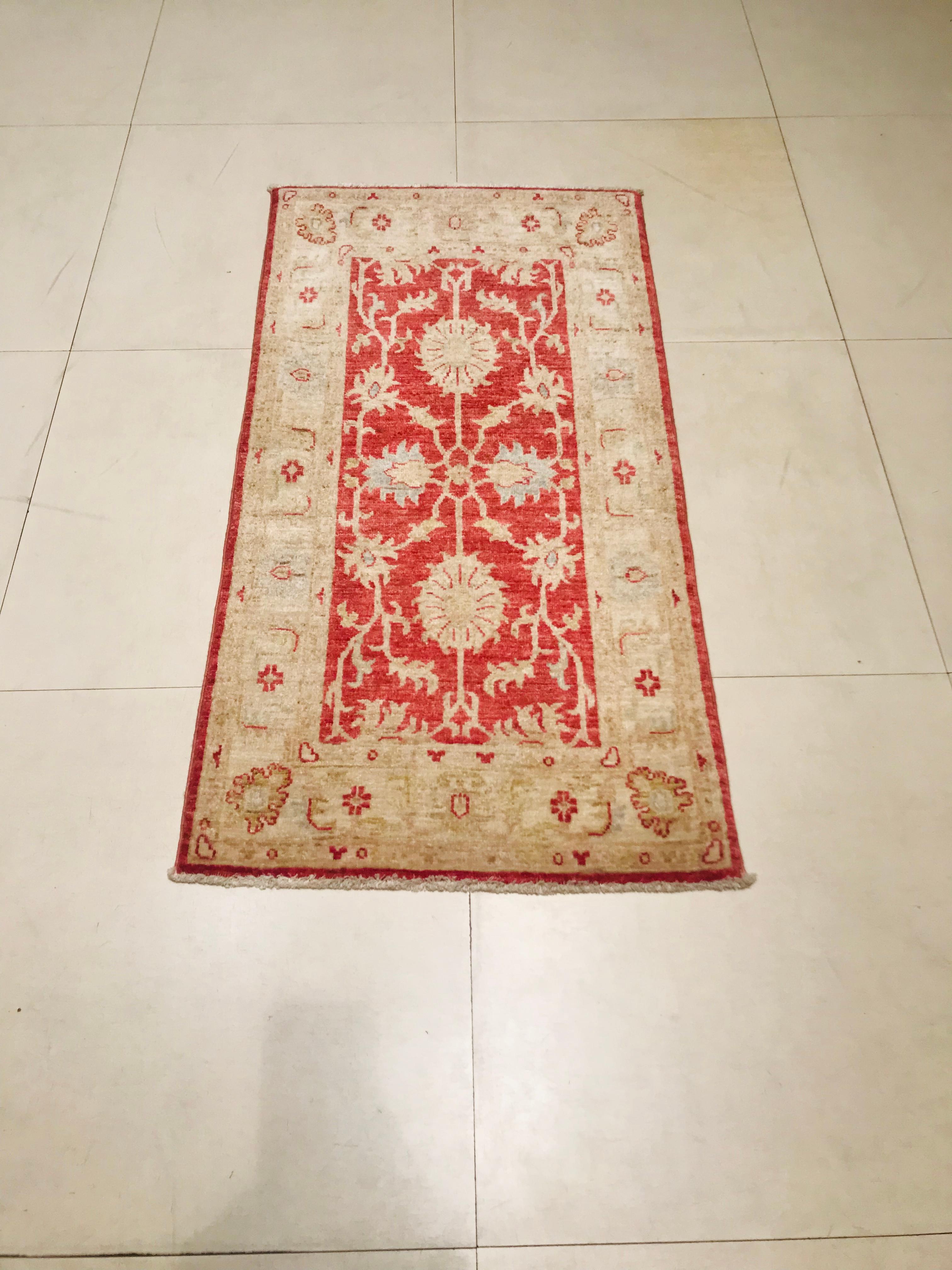Late 20th Century Hand Knotted Rug with Wool in Red and Beige of 1980s For Sale 5