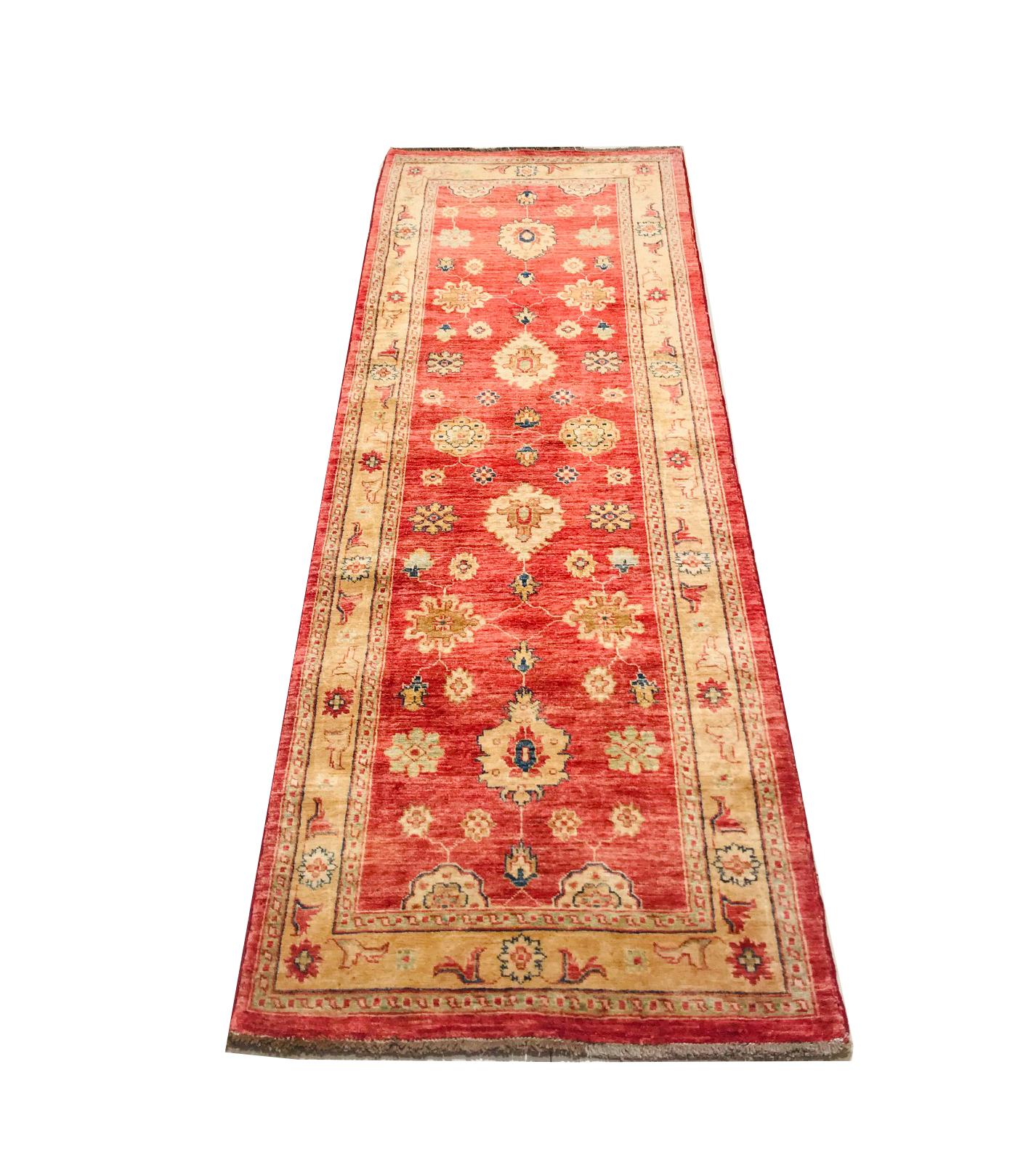 This Pakistan rug is from the 1980s, hand knotted with wool.
This set of carpet has drawings of flowers, a combination of soft colors such as red, yellow and beige that makes it a perfect piece to decorate a corner of our home.