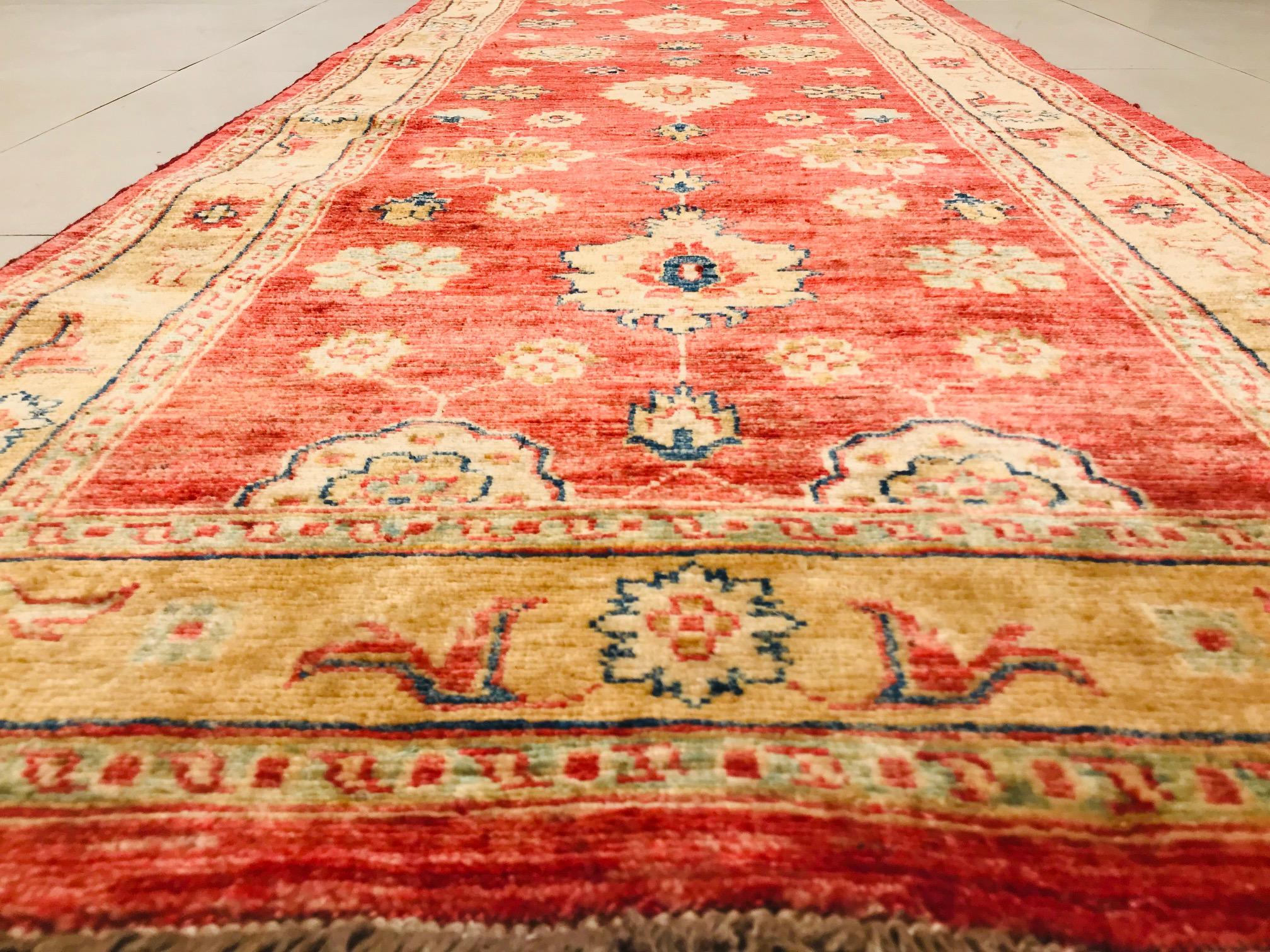Late 20th Century Hand Knotted Rug with Wool in Red and Beige of 1980s In Excellent Condition For Sale In Valencia, Spain