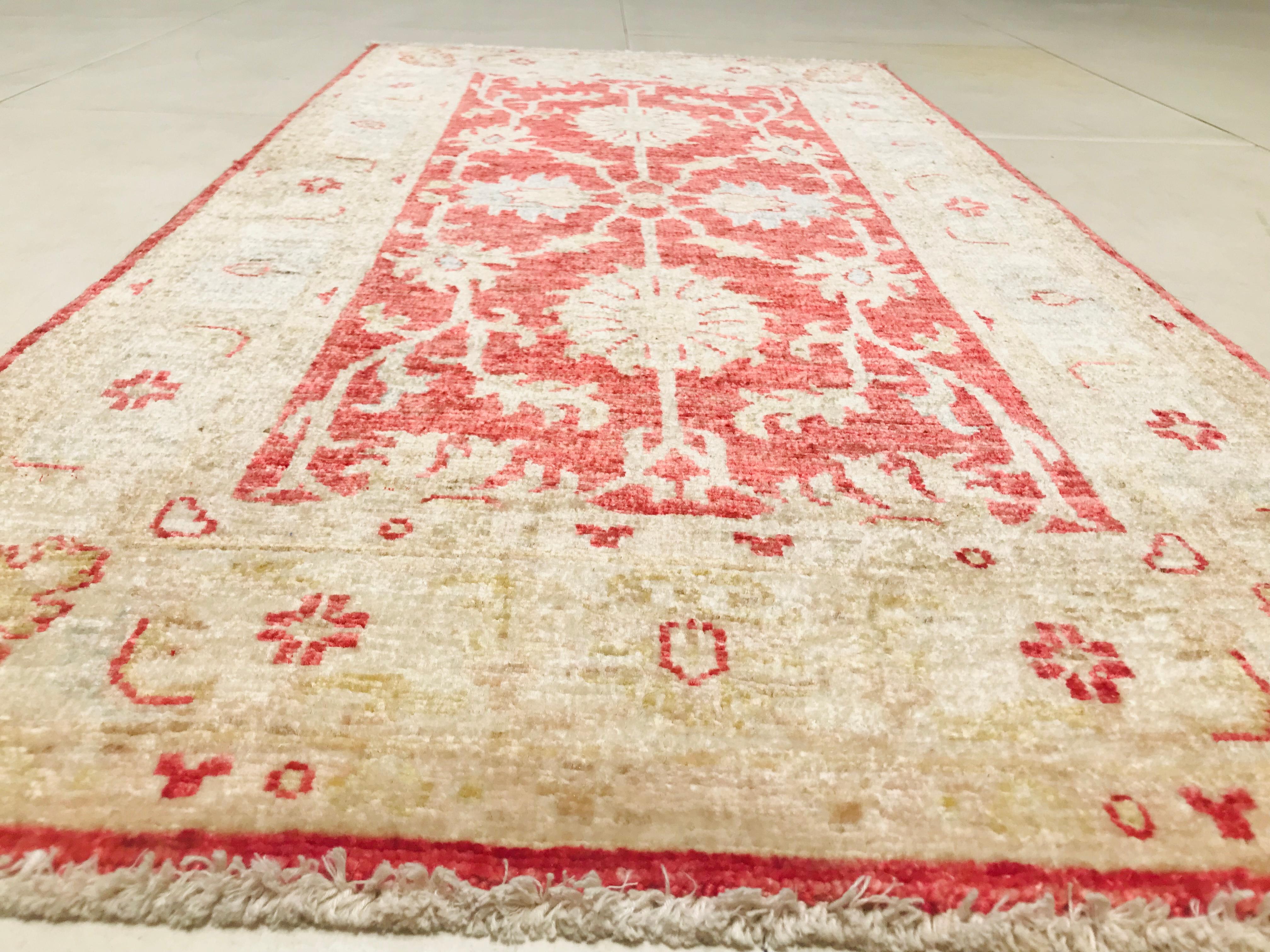 Late 20th Century Hand Knotted Rug with Wool in Red and Beige of 1980s In Distressed Condition For Sale In Valencia, Spain