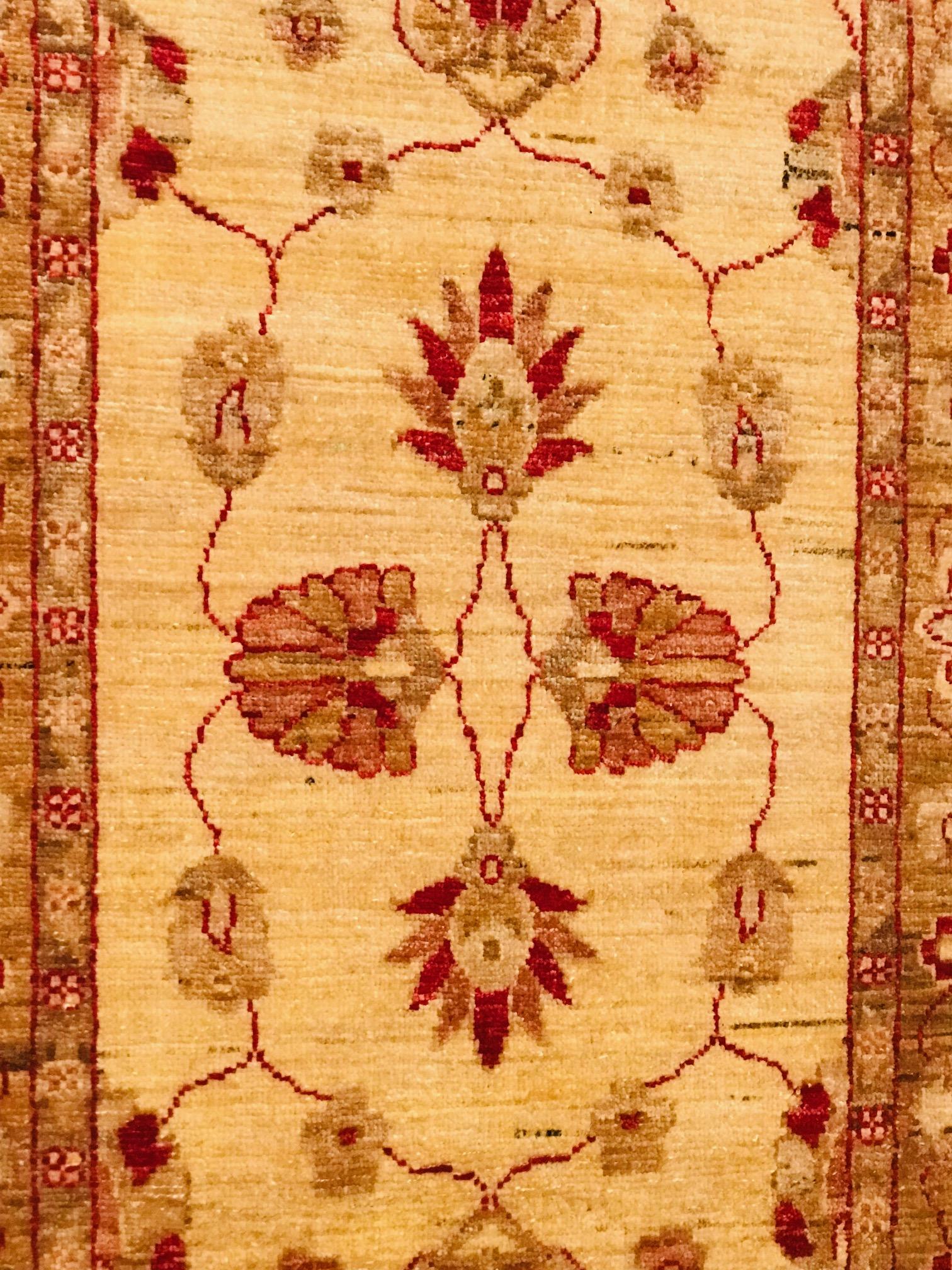 Late 20th Century Hand Knotted Runner Rug with Wool in Red and Beige of 1970s For Sale 4