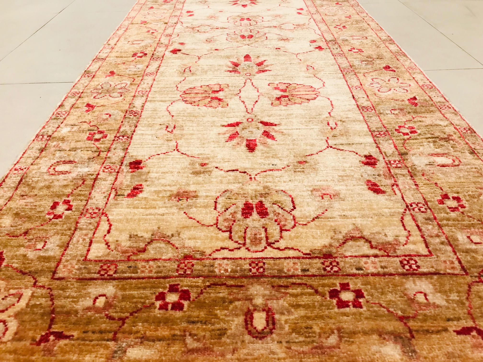 Late 20th Century Hand Knotted Runner Rug with Wool in Red and Beige of 1970s In Excellent Condition For Sale In Valencia, Spain