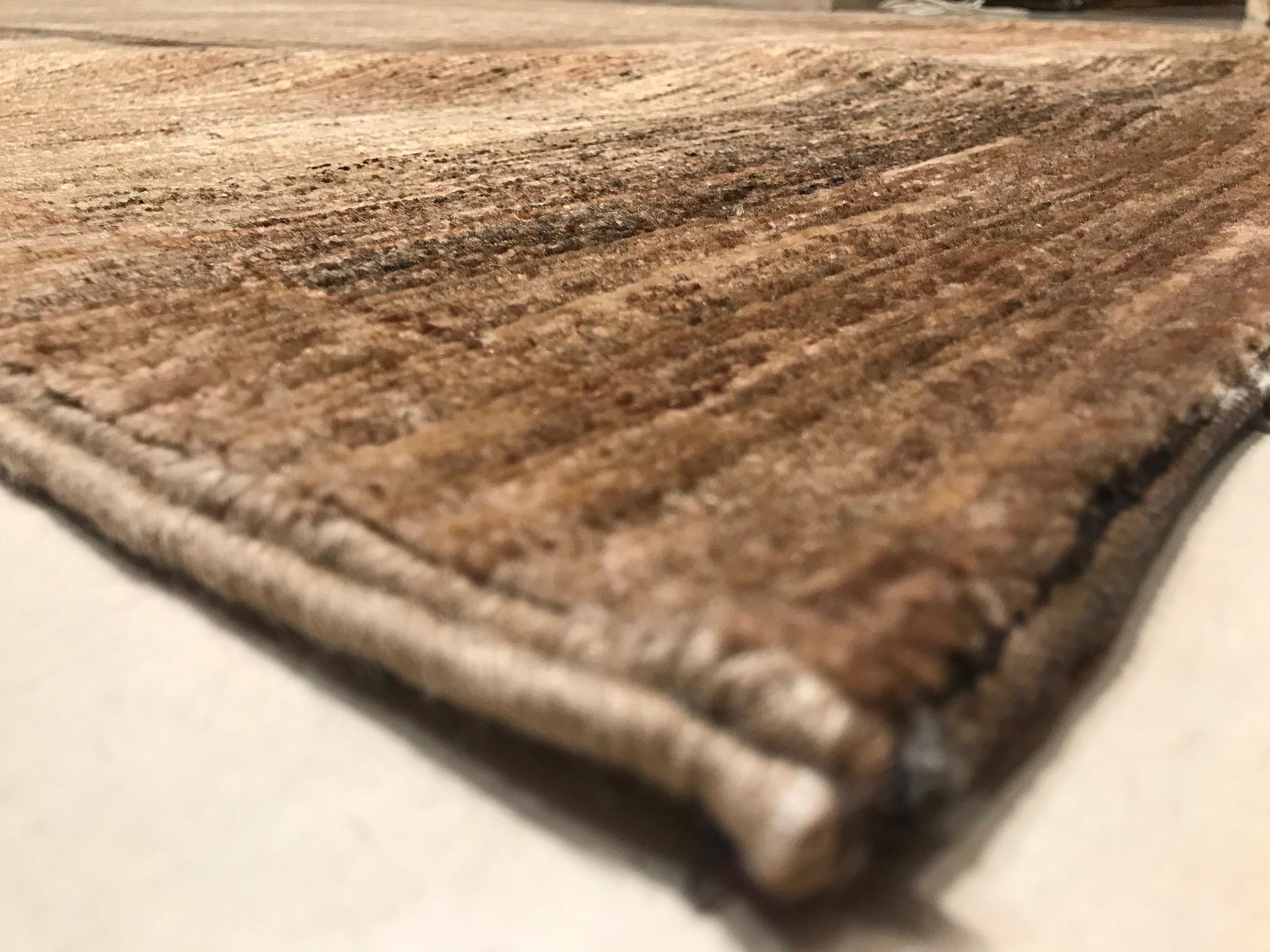 Late 20th Century Hand Knotted Wool Rug in Beige and Maroon Colors In Excellent Condition For Sale In Valencia, Spain