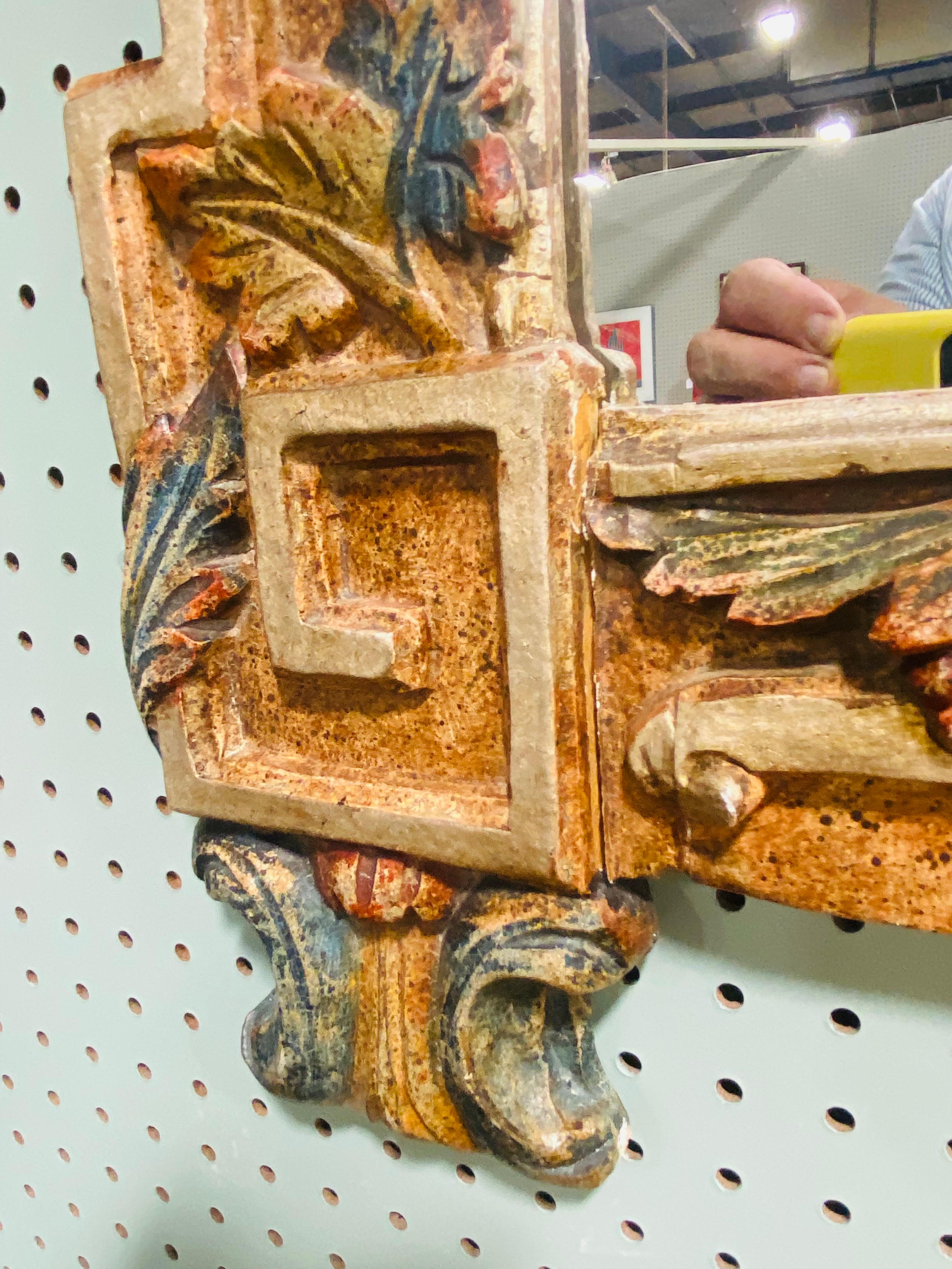 Il s'agit d'un miroir mural de style rococo français de la fin du 20e siècle. Le cadre de ce miroir est orné d'une décoration sculptée et a été peint à la main avec une patine antiquaire.