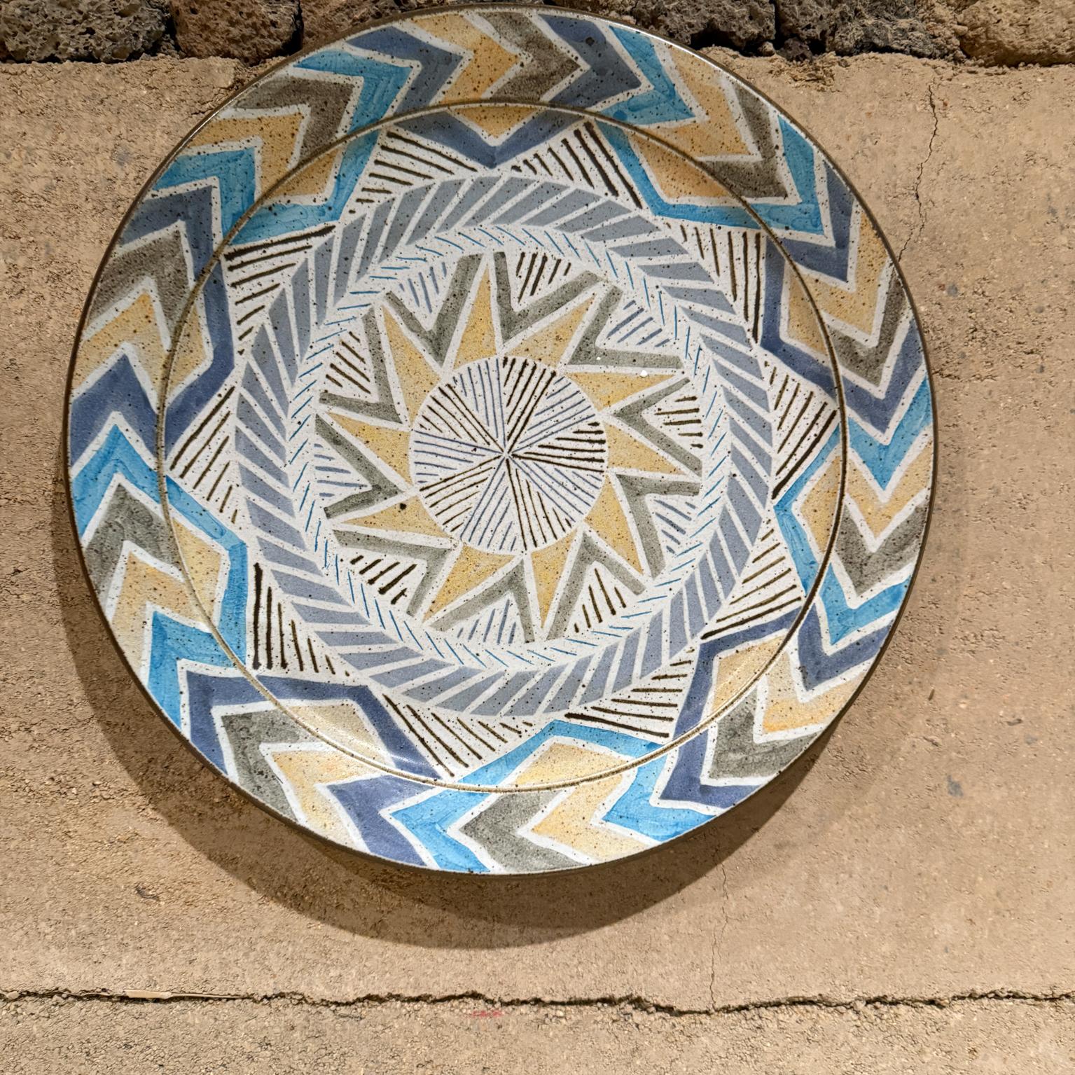 AMBIANIC präsentiert
Ende des 20. Jahrhunderts Vintage dekorative Charger Teller Wand Kunst
1,25 d x 15,5
Gebrauchter Originalzustand
Siehe die aufgeführten Bilder