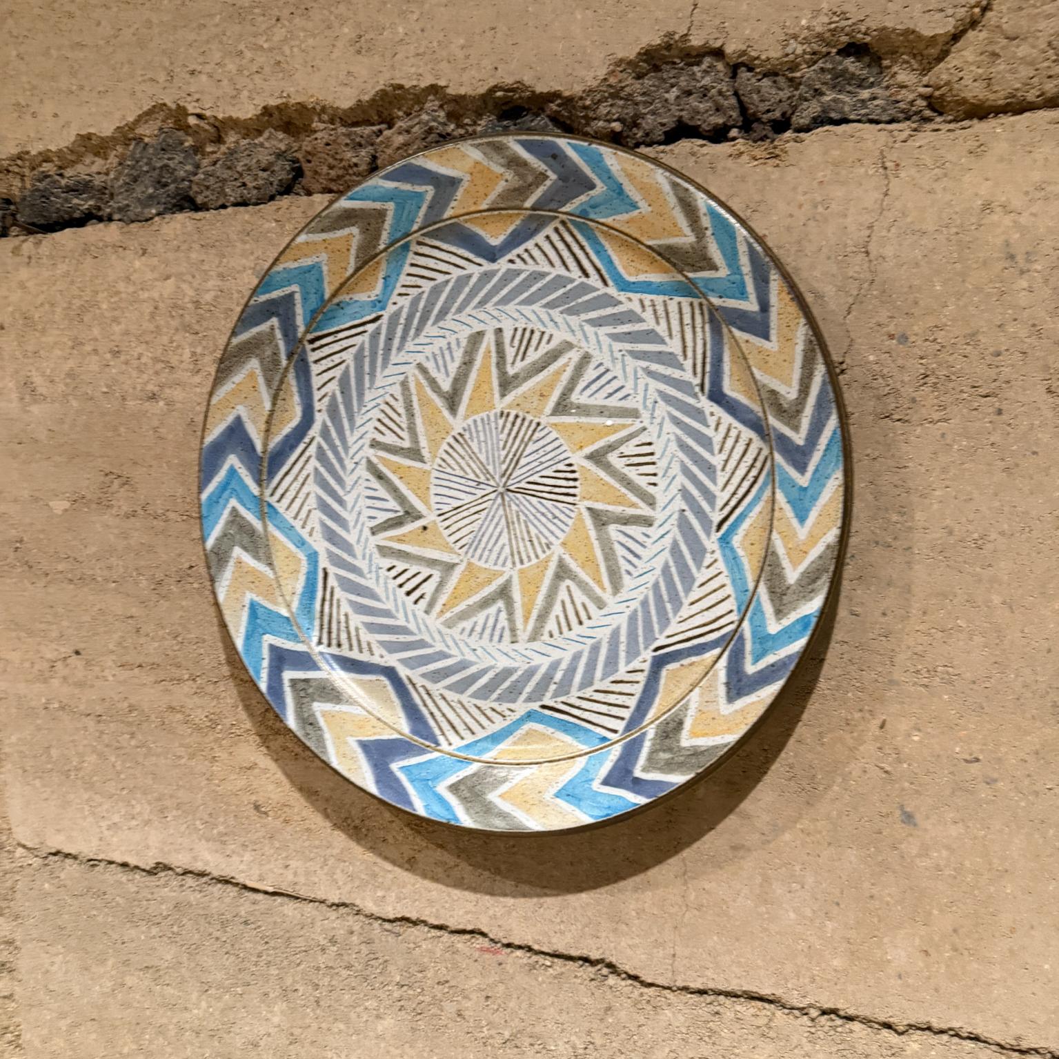 Handgefertigte Wandkunst des späten 20. Jahrhunderts mit Platztellerplatte im Zustand „Gut“ im Angebot in Chula Vista, CA