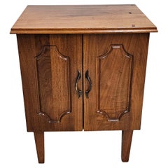 Ende des 20. Jahrhunderts Handcrafted massivem Nussbaum gebeizt Französisch Side Cabinet