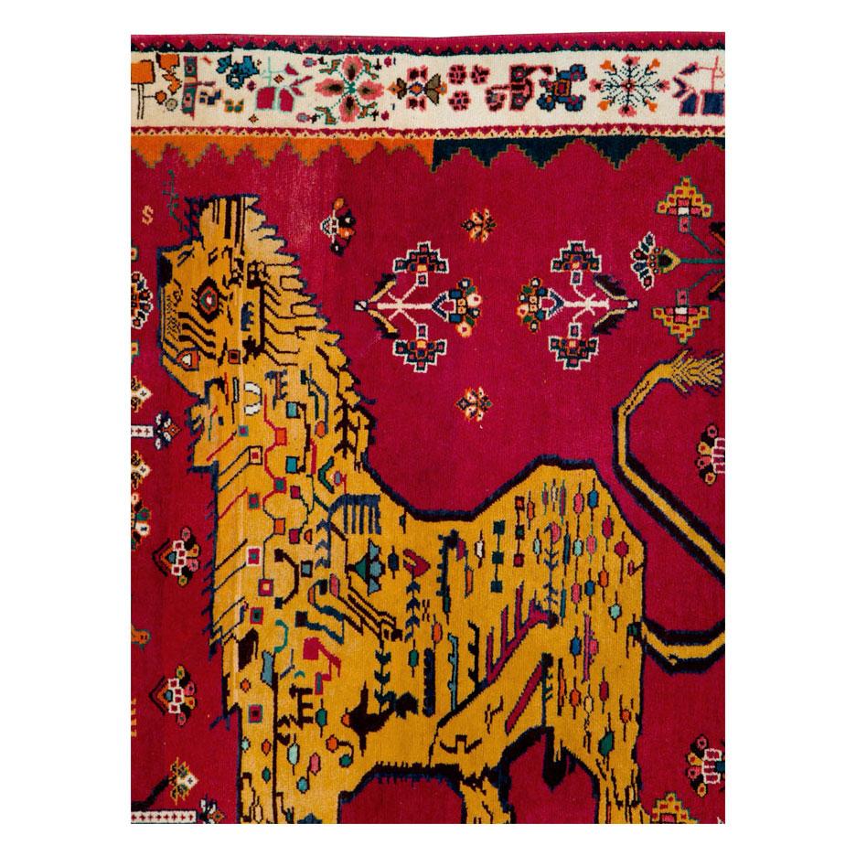 Ein alter persischer Gabbeh-Stammesteppich, handgefertigt im späten 20. Jahrhundert, mit einem Bildmotiv eines Löwen und anderer Tiere.

Maße: 4' 3