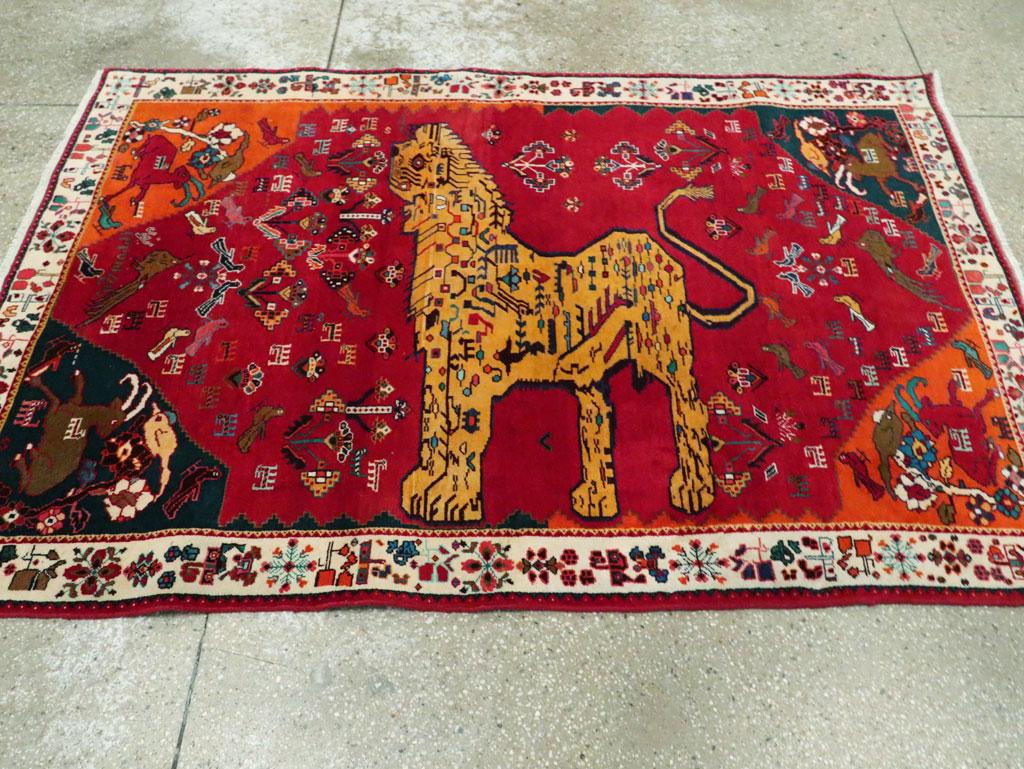 Handgefertigter persischer Gabbeh-Stammesteppich mit malerischem Löwen-Akzent, spätes 20. Jahrhundert (Handgeknüpft) im Angebot