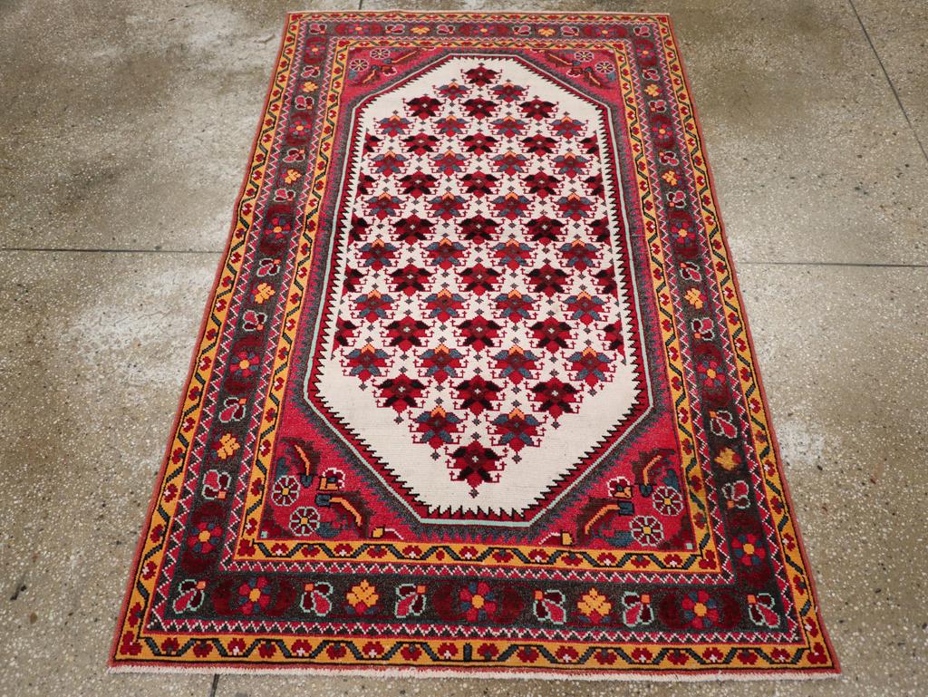 Un ancien tapis persan Malayer fait à la main à la fin du 20e siècle.

Mesures : 3' 7