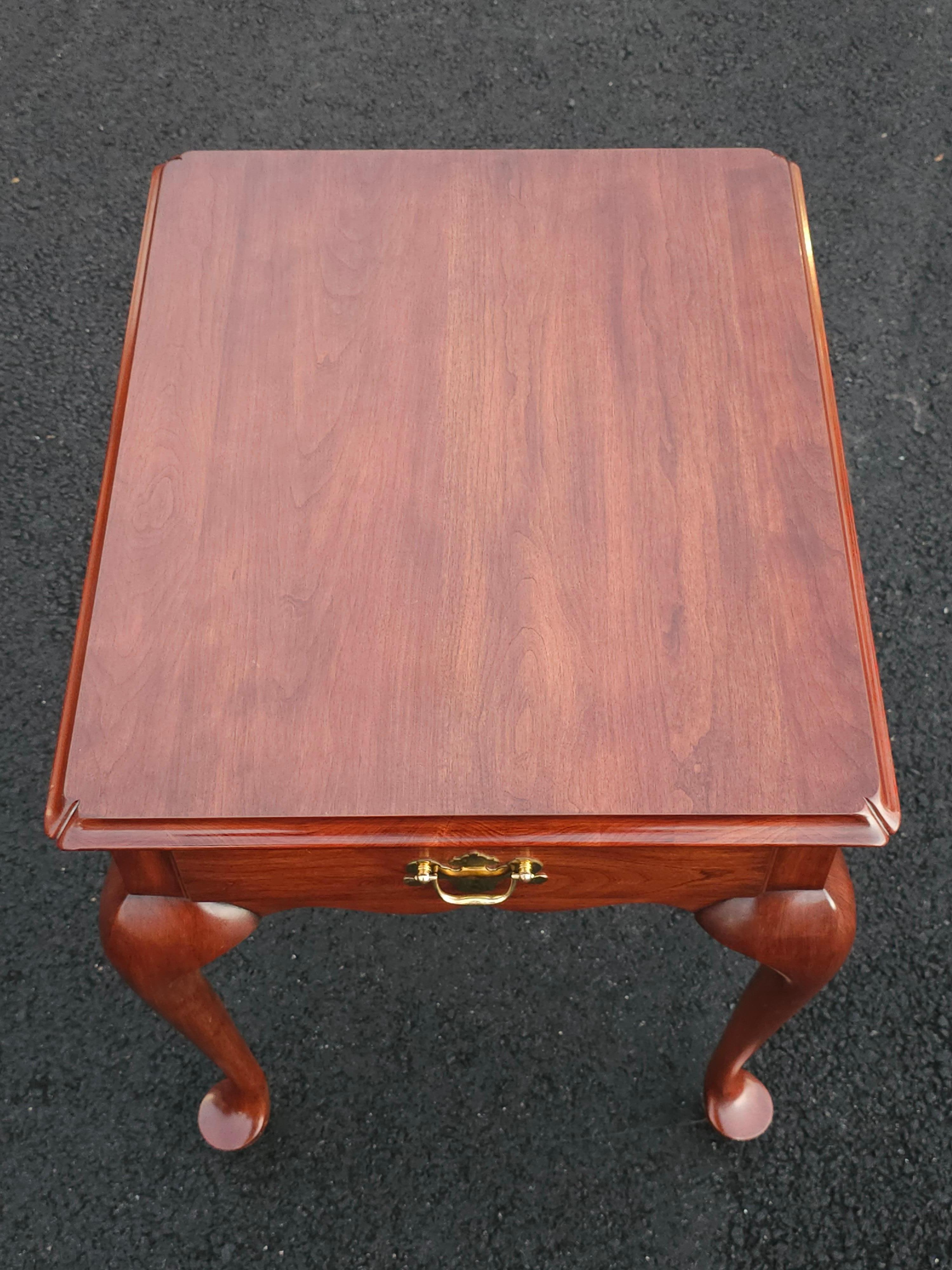 Ein spätes 20. Jahrhundert Henkle Harris Wild Black Cherry Queen Anne Style Rectangular Side Table.
Maße: 20
