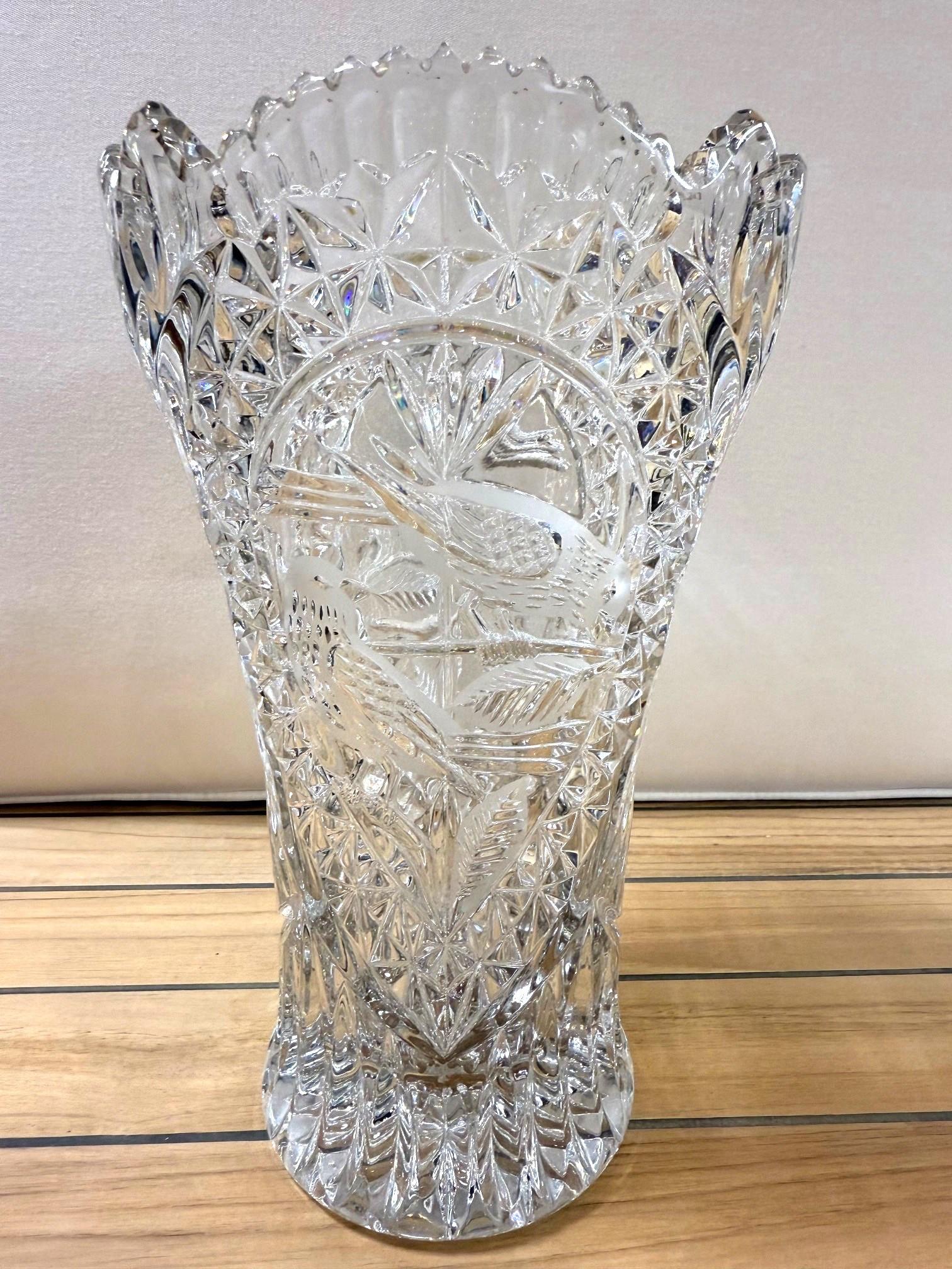 Superbe vase en cristal de plomb de la Collection S S. Hofbauer Byrdes de la fin du 20e siècle.
Hofbauer est une entreprise allemande de cristallerie connue pour sa production d'objets en verre.
la verrerie décorative et les articles cadeaux.
