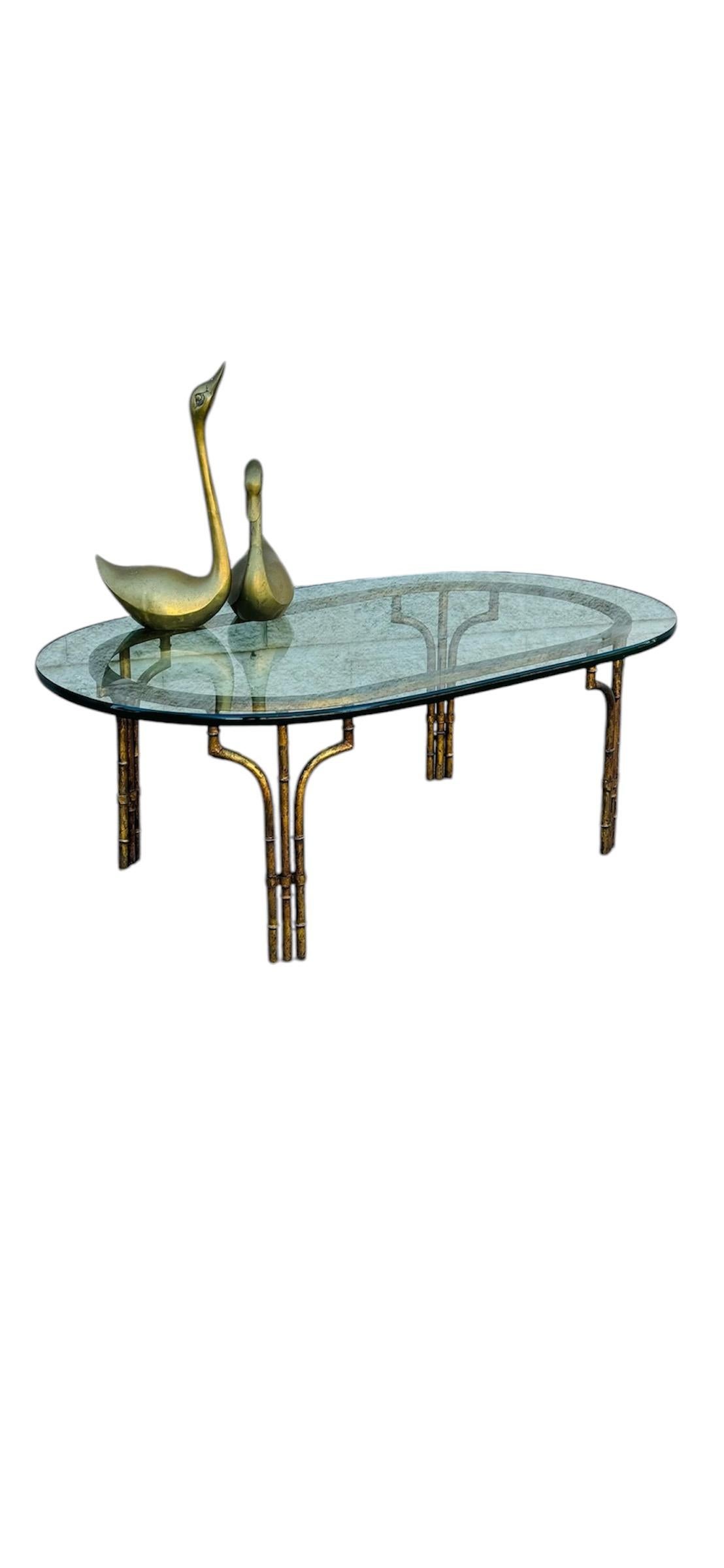Tavolino d'epoca Hollywood Regency in finto bambù, metallo dorato e piano in vetro
Il piano in vetro di questo tavolo presenta lievi segni di usura e nel complesso è in ottime condizioni vintage.
Vedi le immagini per ulteriori dettagli. 
Se hai