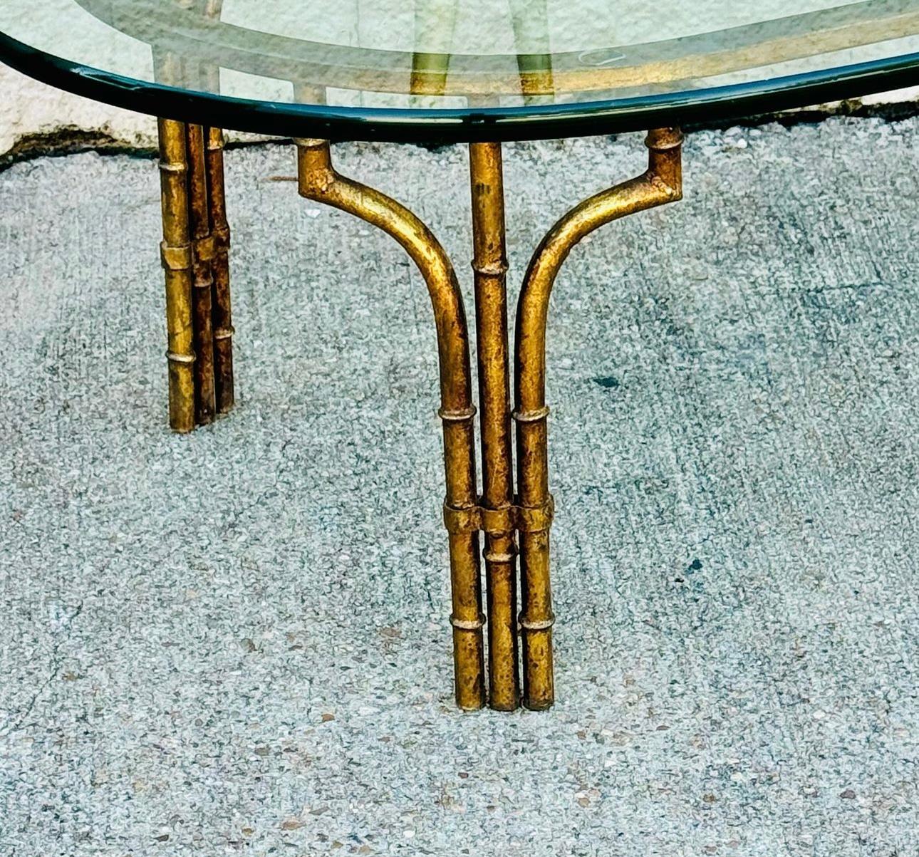 Metallo Tavolino da caffè in finto bambù dorato in metallo della fine del XX secolo di Hollywood Regency in vendita