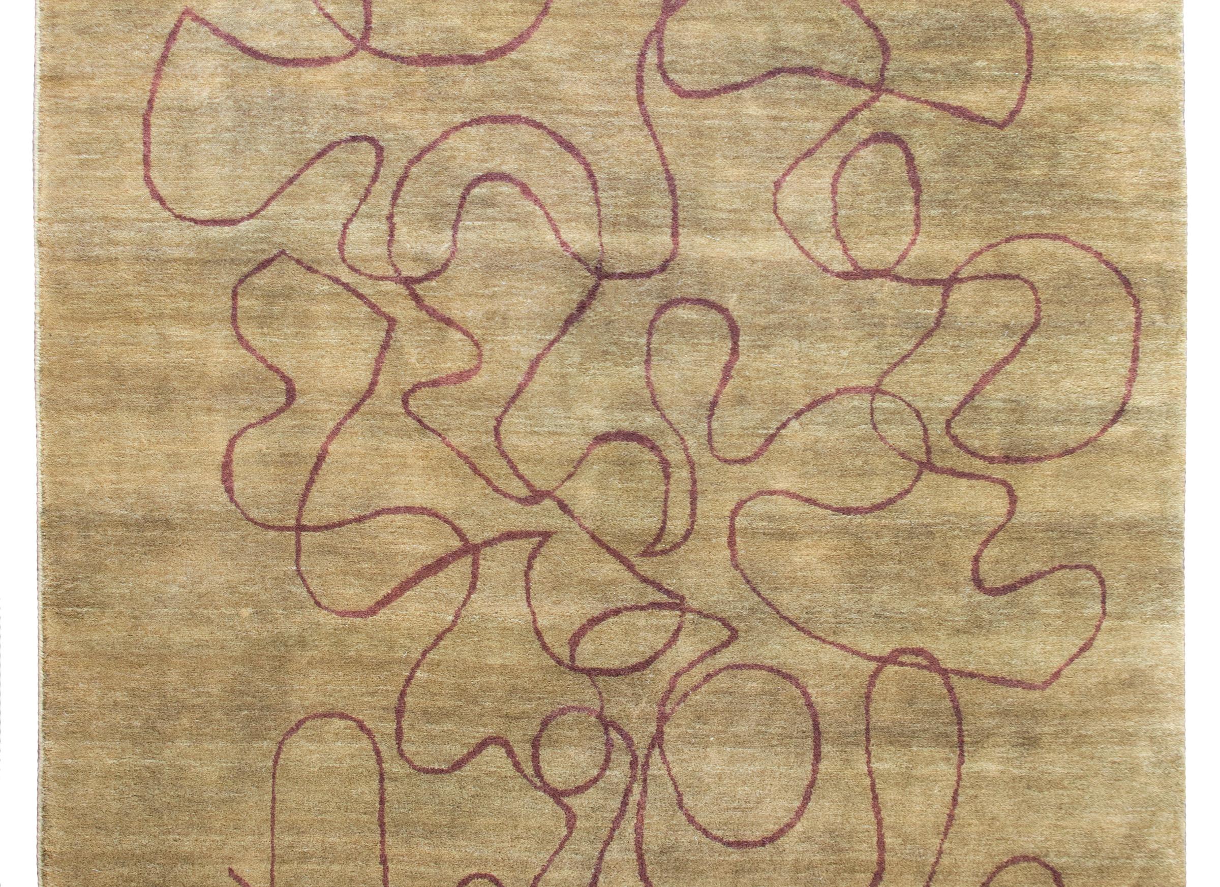Superbe tapis indien de la fin du 20e siècle, inspiré des GAB, avec un fond beige abrashé et un fond marron.  dessin abstrait au trait couvrant le champ.  