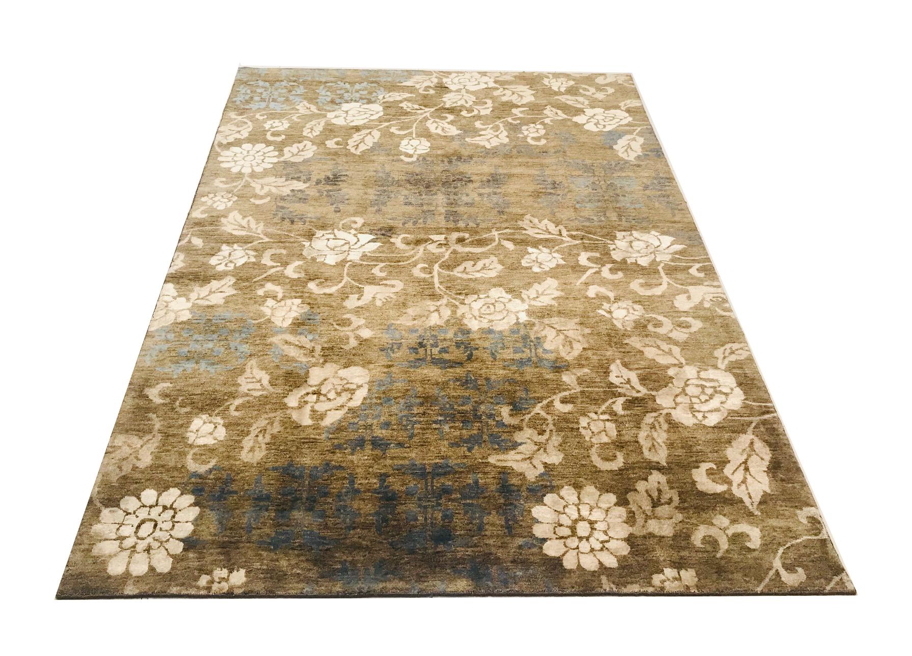 It is a carpet from the 1980s, from the end of the 20th century.
Hand knotted in wool with drawings of flowers of perfectly combined tones on an olive green background like beige and grey.
Ideal for rooms where we want to give a touch of light and