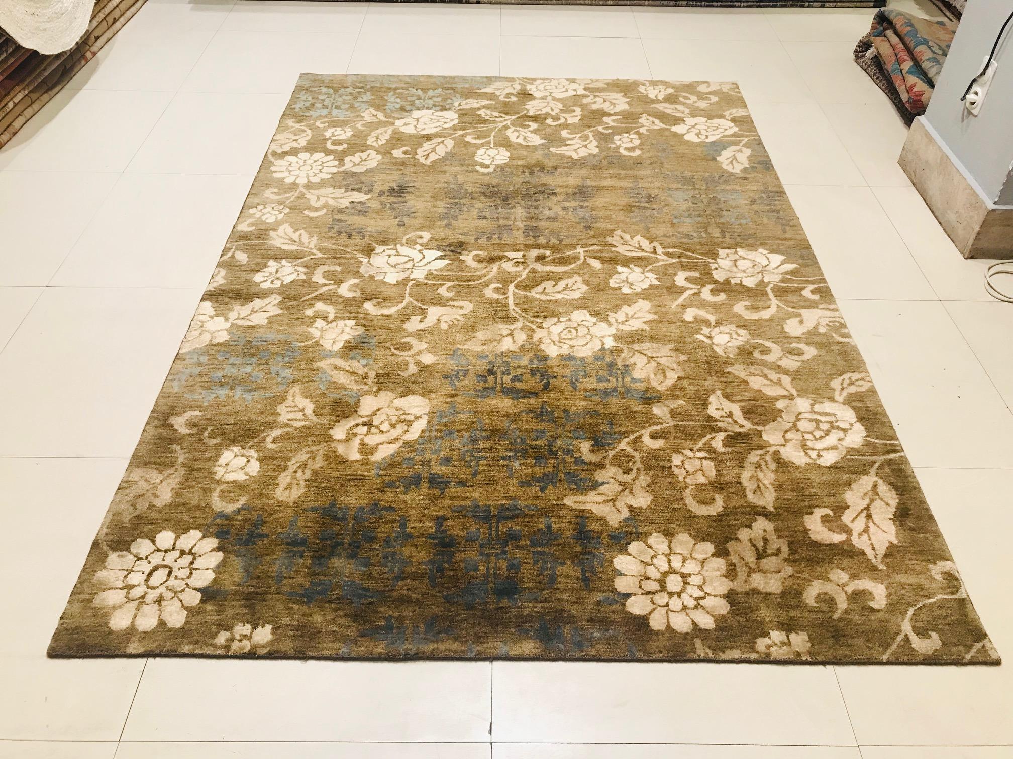 Late 20th Century Indian Wool Rug Hand Knotted in Beige with Olive Green Flowers In Excellent Condition For Sale In Valencia, Spain
