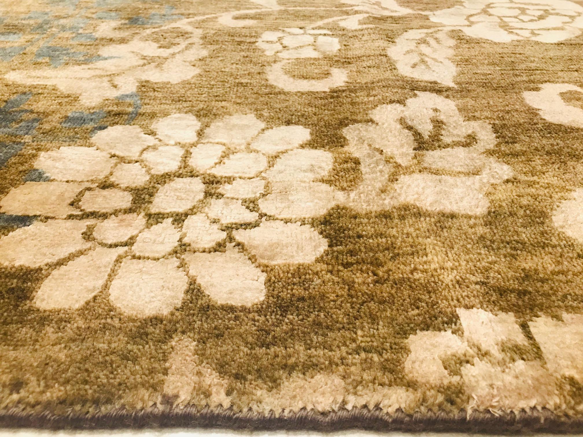 Late 20th Century Indian Wool Rug Hand Knotted in Beige with Olive Green Flowers For Sale 2