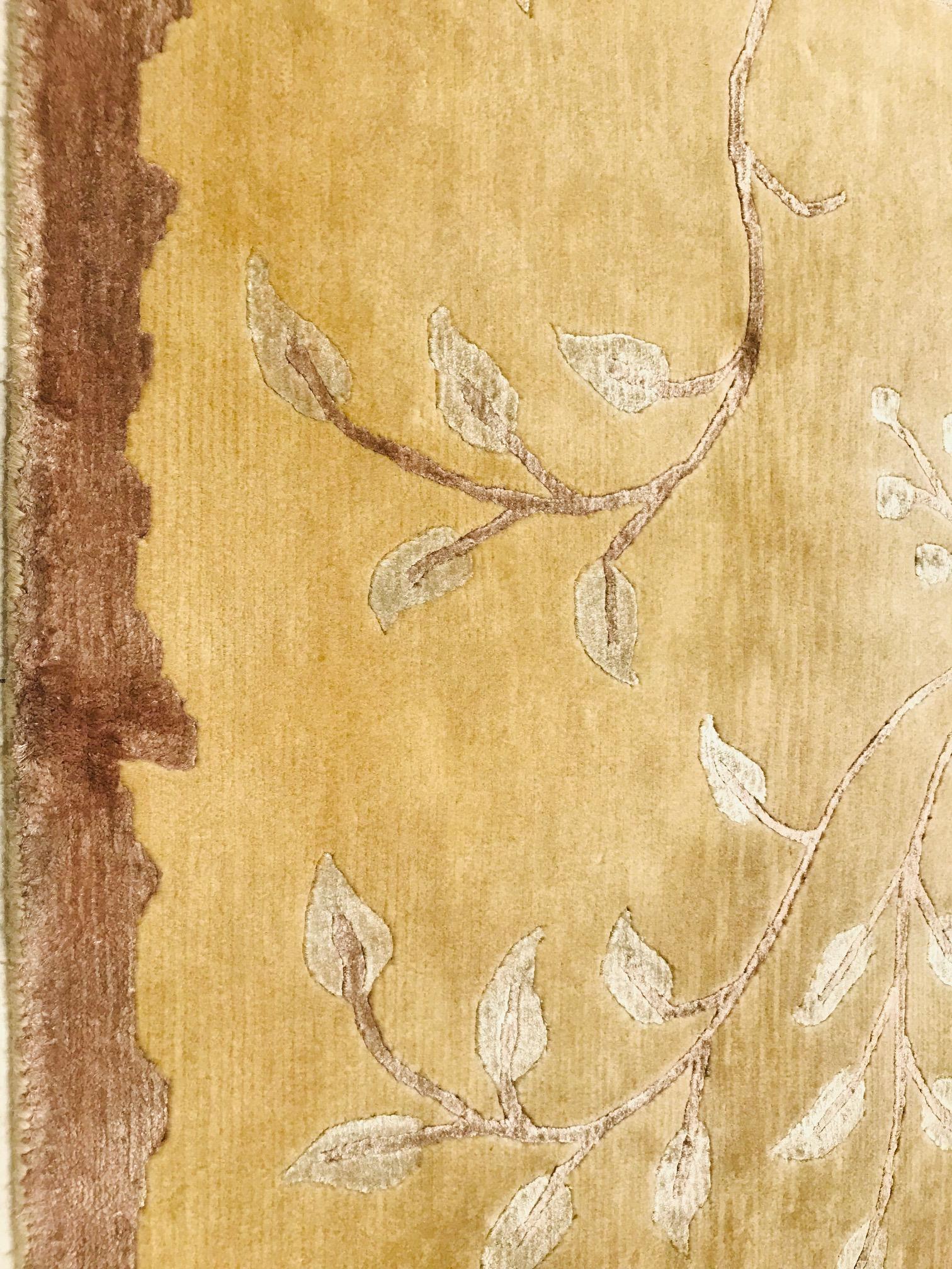 It is a carpet from the 1980s, from the end of the 20th century.
Hand knotted in wool with drawings of branches and leaves of perfectly combined tones on a yellow background like brown and beige.
Ideal for rooms where we want to give a touch of