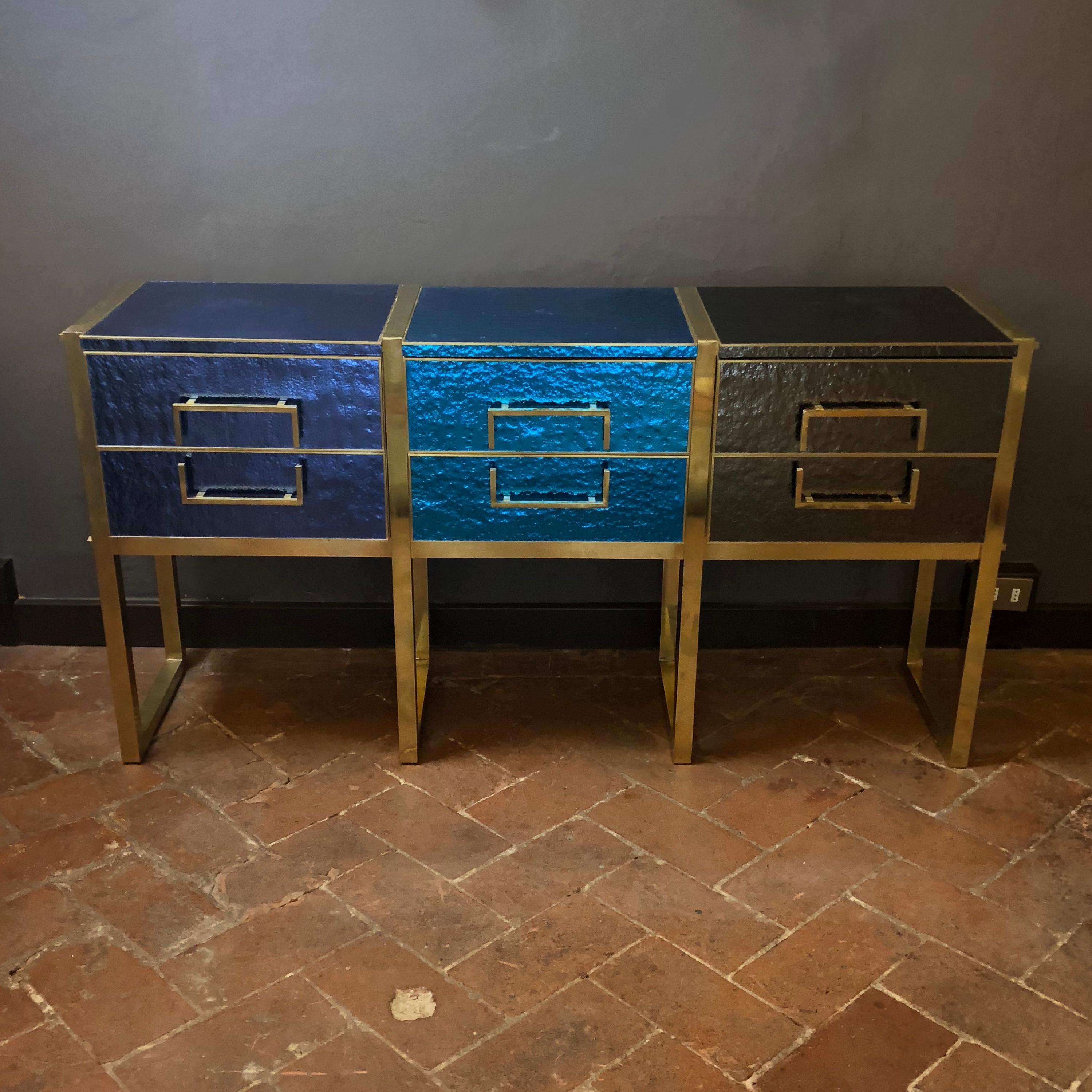 Three different iridescent colors: Blue, turquoise and grey.
6 drawers with grey velvet inside.
