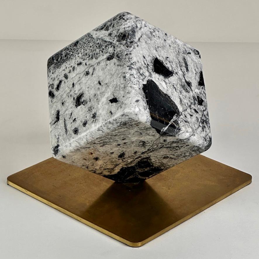 Modern Late 20th Century Italian Black & White Rotating Marble Cube with Brass Basement For Sale