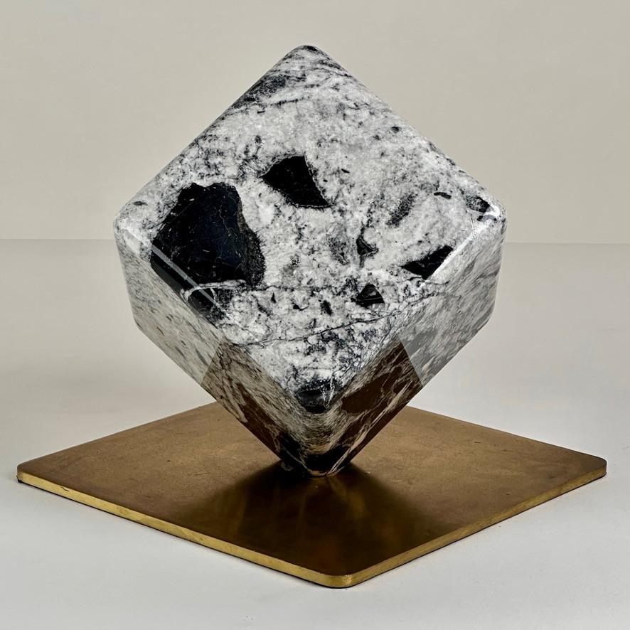 Late 20th Century Italian Black & White Rotating Marble Cube with Brass Basement In Good Condition For Sale In Firenze, Tuscany