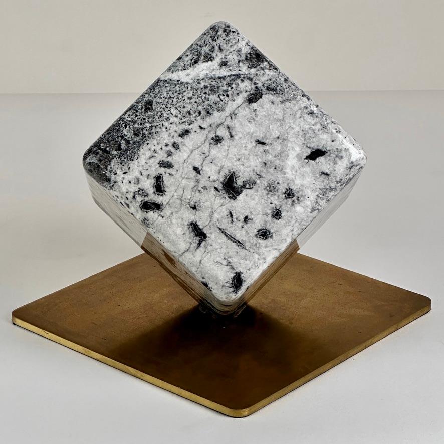 Late 20th Century Italian Black & White Rotating Marble Cube with Brass Basement For Sale 1