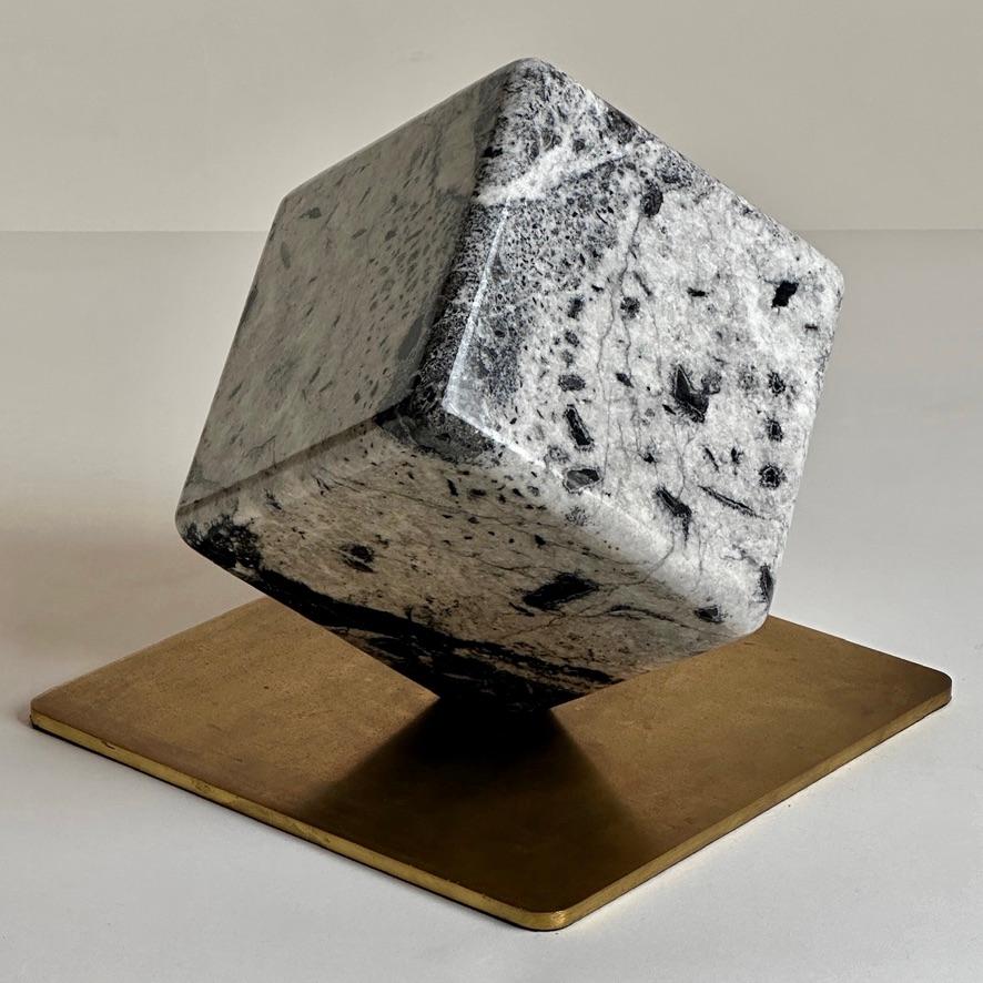 Late 20th Century Italian Black & White Rotating Marble Cube with Brass Basement For Sale 2