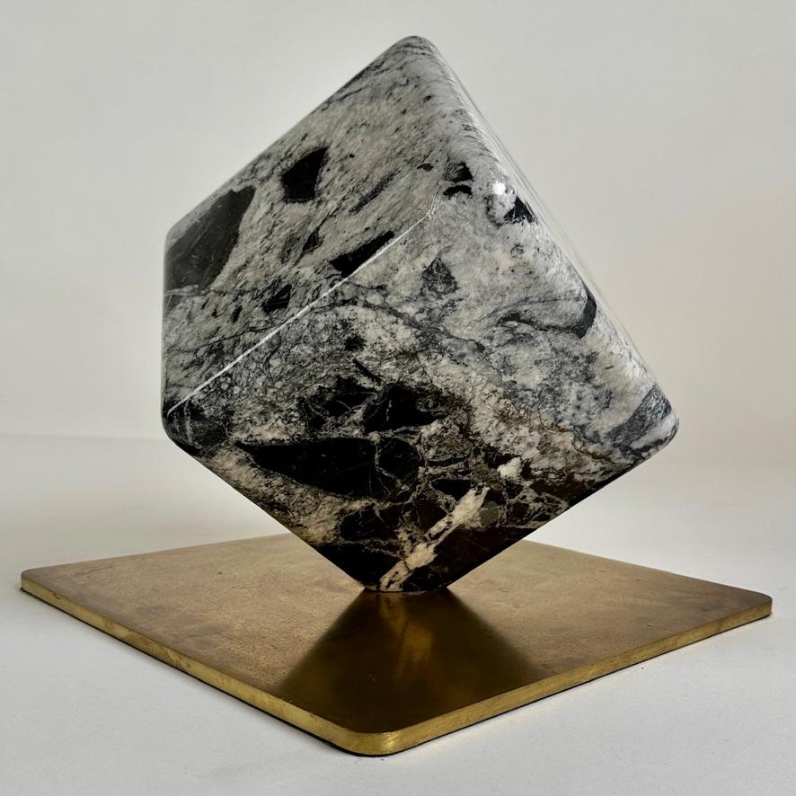 Late 20th Century Italian Black & White Rotating Marble Cube with Brass Basement For Sale 3