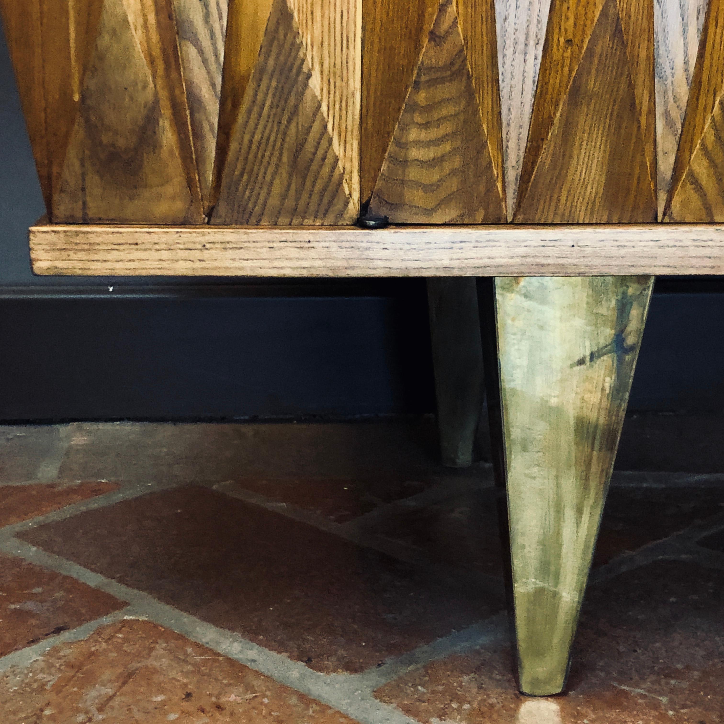 Late 20th Century Brutalist Oak Credenza with Travertine Top and Brass Feet In Good Condition In Firenze, Tuscany