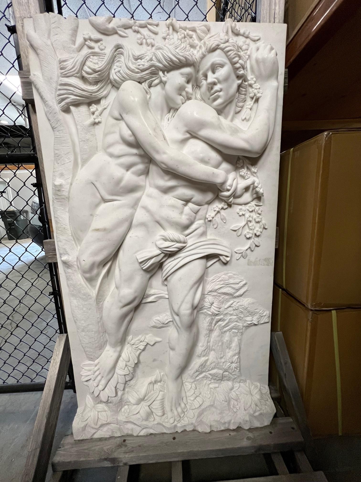 Atemberaubende italienische Marmortafel eines Mannes und einer Frau, die in den 1980er Jahren aus Italien mitgebracht wurde. Dies ist ein gut geschnitztes und detailliertes Stück einer Frau, die ihren Mann mit einem Zeichen der Zuneigung umarmt. Es