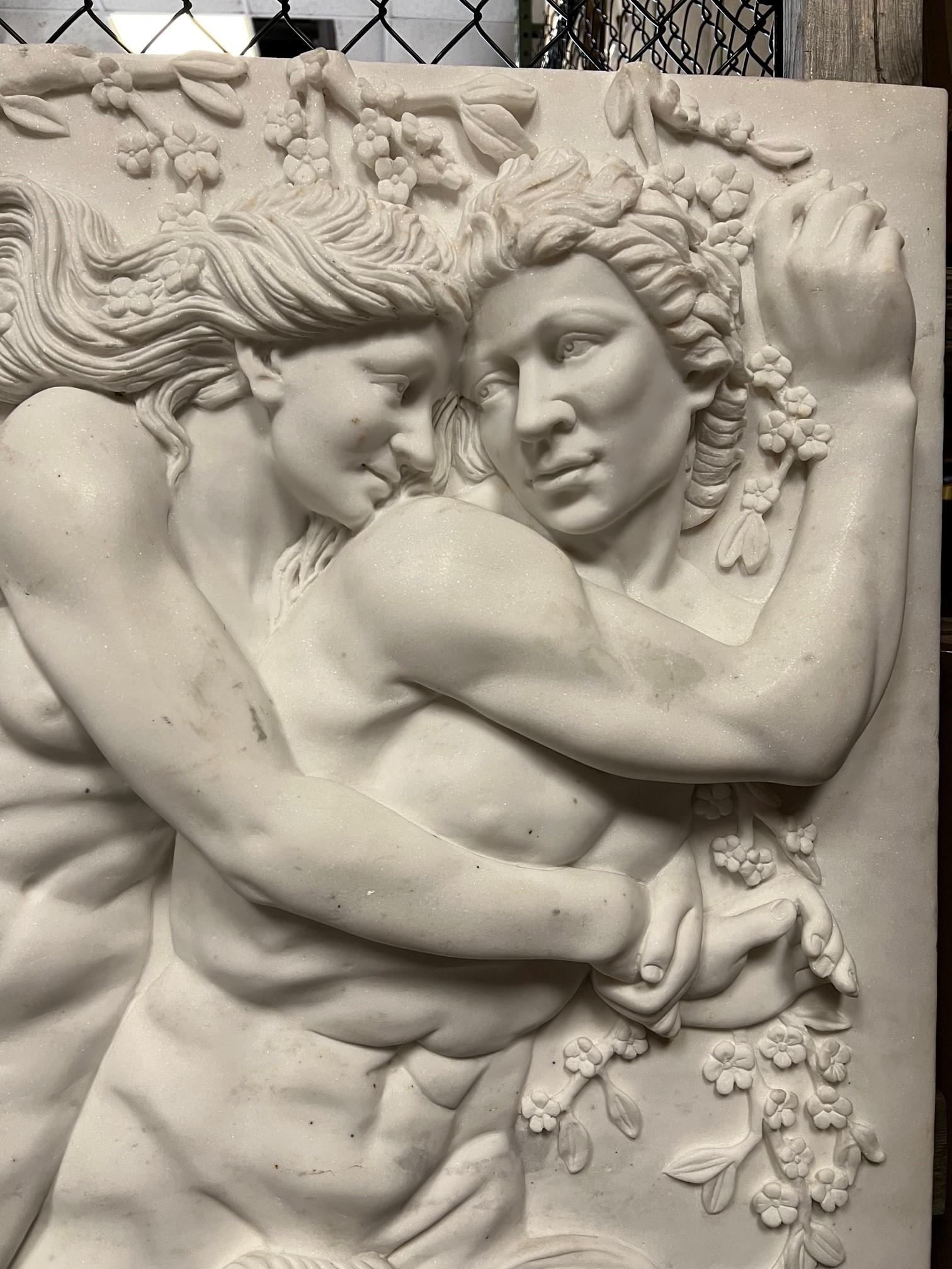 Italienisches geschnitztes Marmorpaneel des späten 20. Jahrhunderts mit einem Mann und einer Frau (Geschnitzt) im Angebot