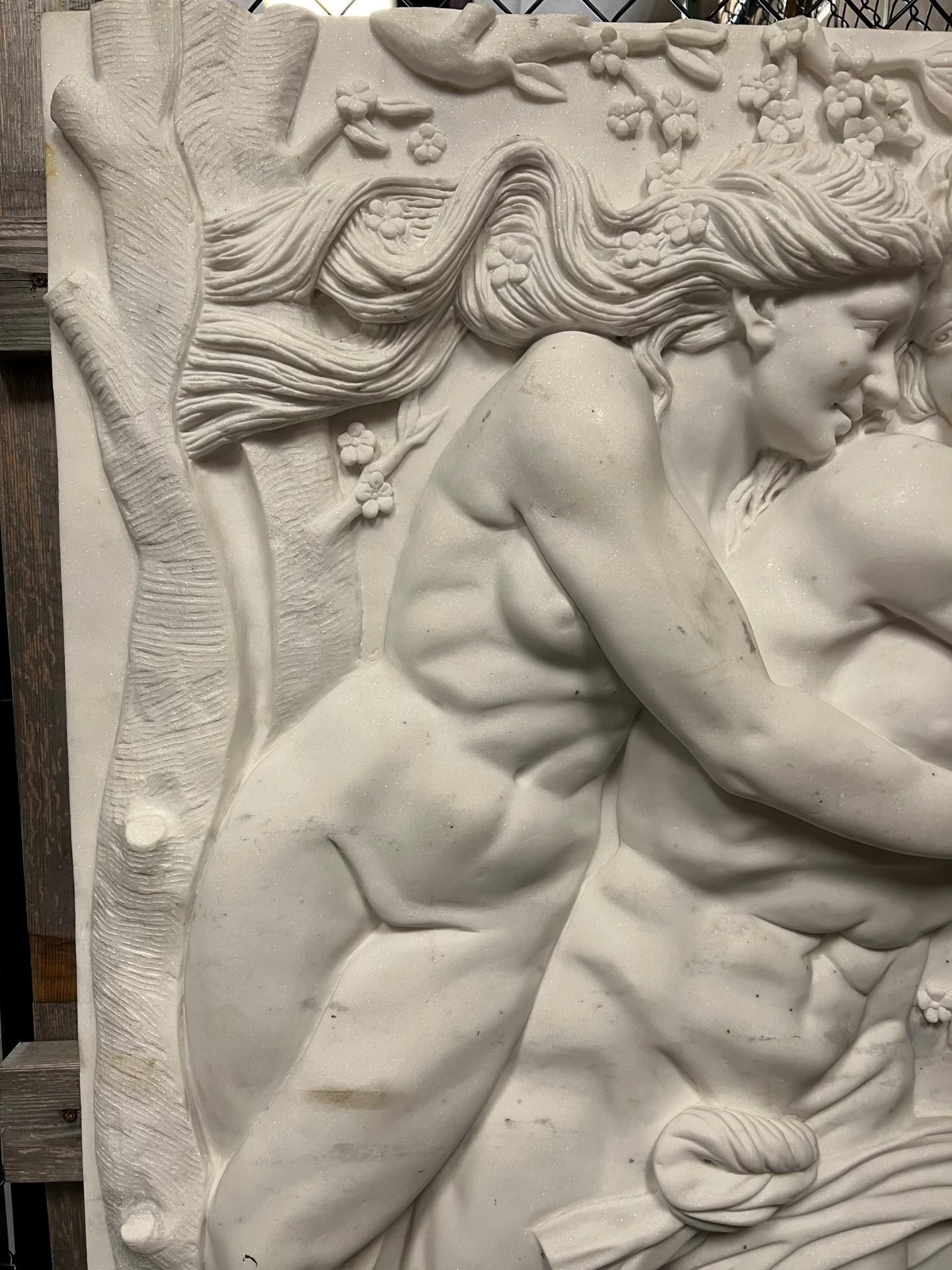 Panneau en marbre sculpté italien de la fin du 20e siècle représentant un homme et une femme Bon état - En vente à Stamford, CT