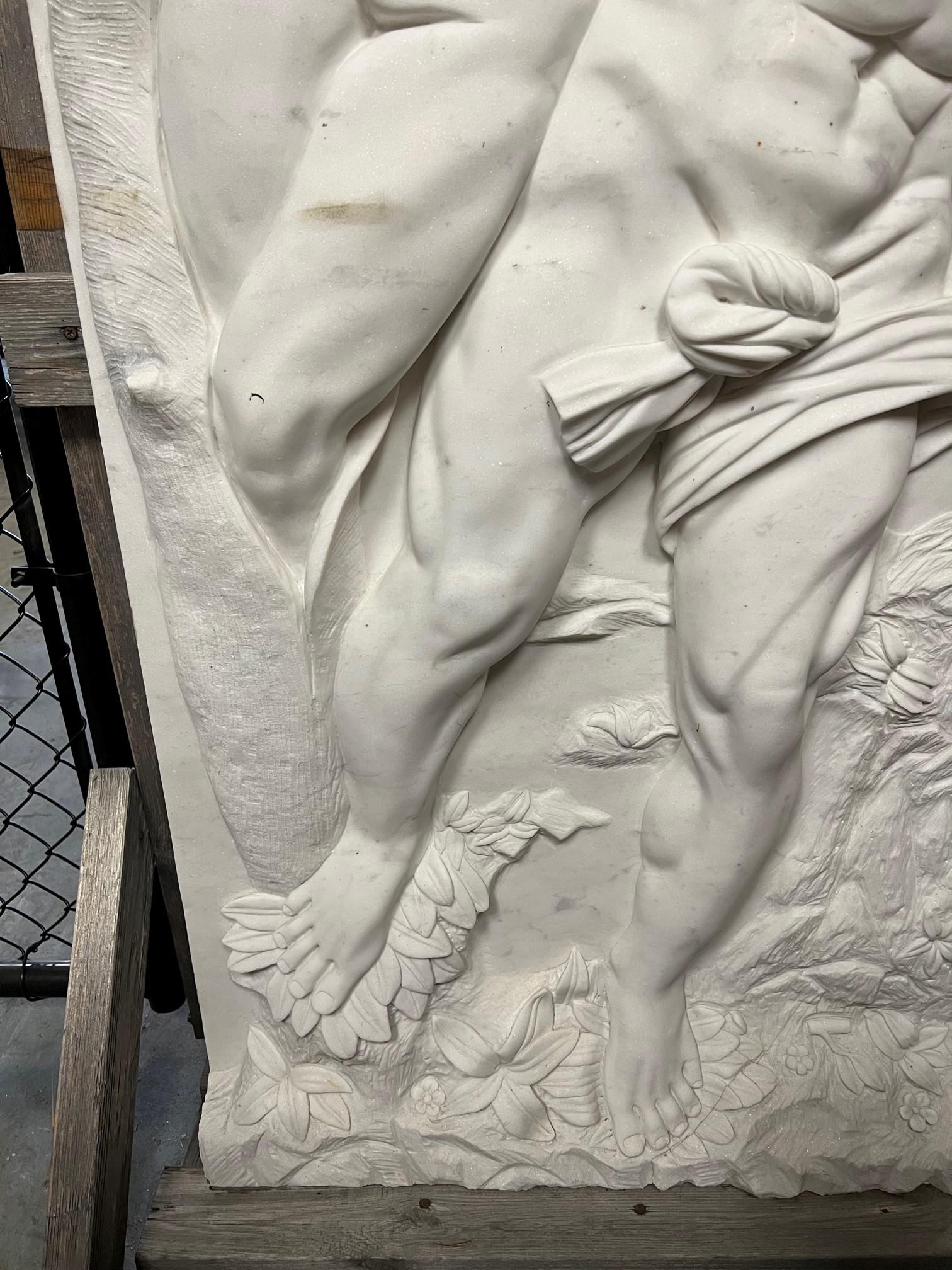 Italienisches geschnitztes Marmorpaneel des späten 20. Jahrhunderts mit einem Mann und einer Frau im Angebot 1