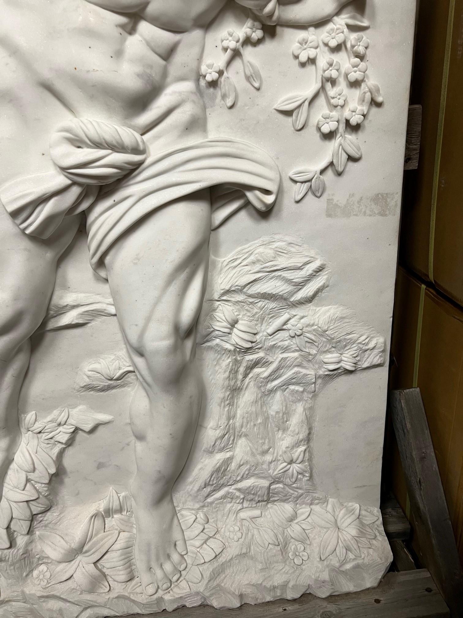 Italienisches geschnitztes Marmorpaneel des späten 20. Jahrhunderts mit einem Mann und einer Frau im Angebot 2
