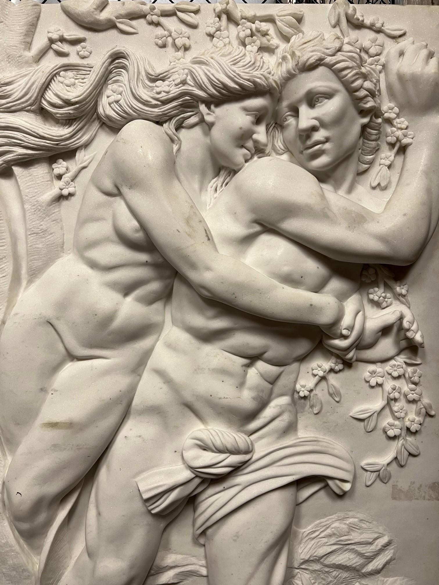 Italienisches geschnitztes Marmorpaneel des späten 20. Jahrhunderts mit einem Mann und einer Frau im Angebot 3
