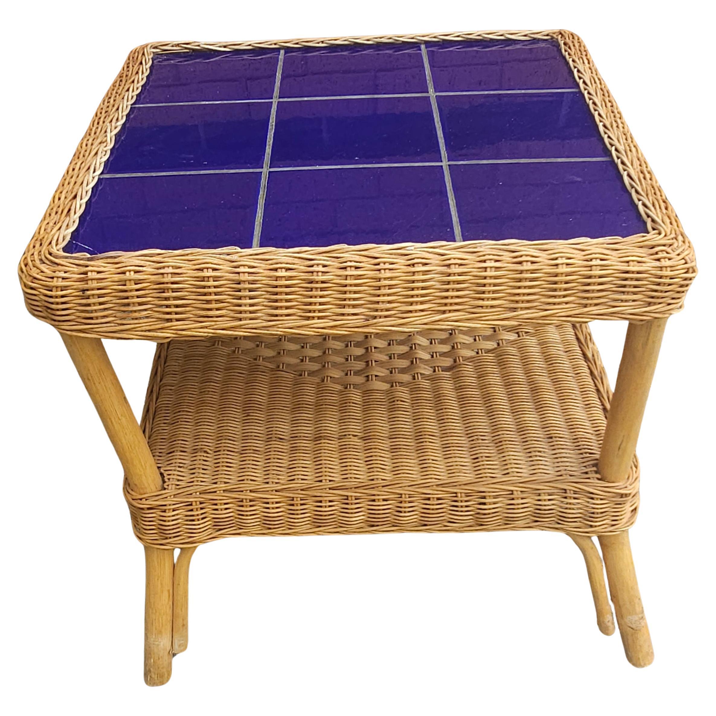 Table d'appoint en osier à plateau en céramique de la fin du 20e siècle. Mesure 20,25