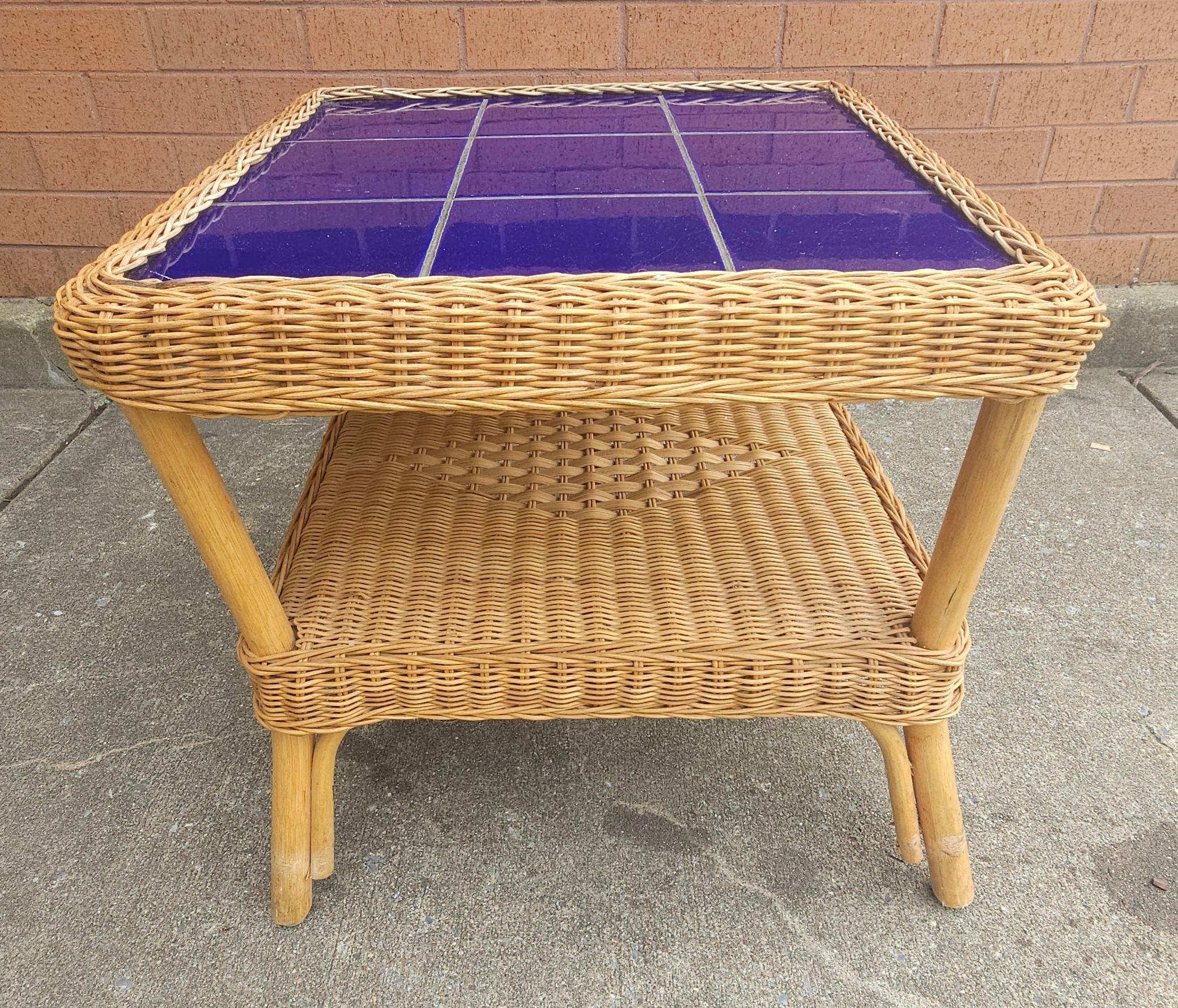 Moderne Table d'appoint en osier à plateau en céramique, fin du 20e siècle, Italie en vente