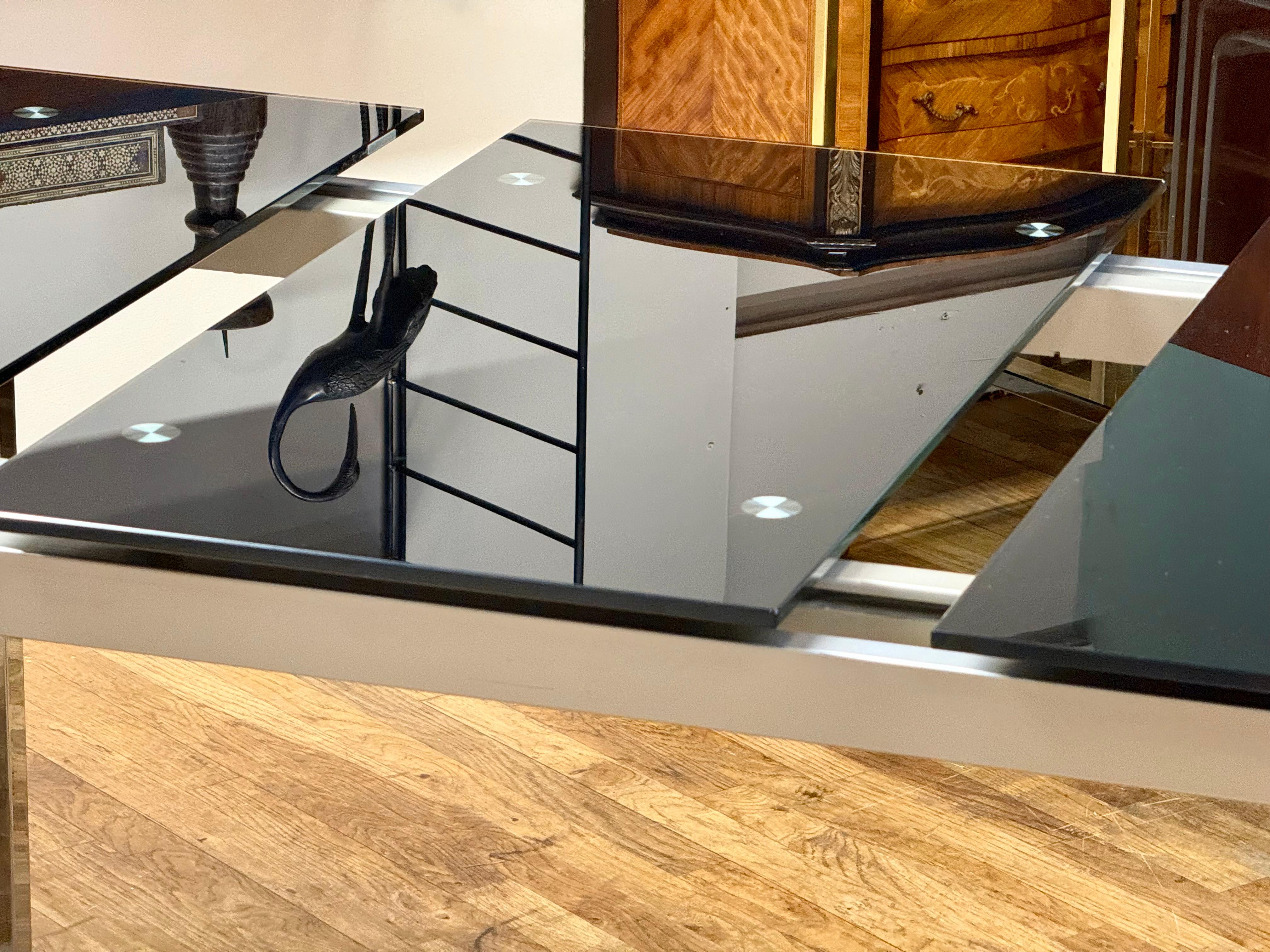 Ausziehbarer Esstisch aus Chrom und Rauchglas im italienischen Design des späten 20. Jahrhunderts im Angebot 2