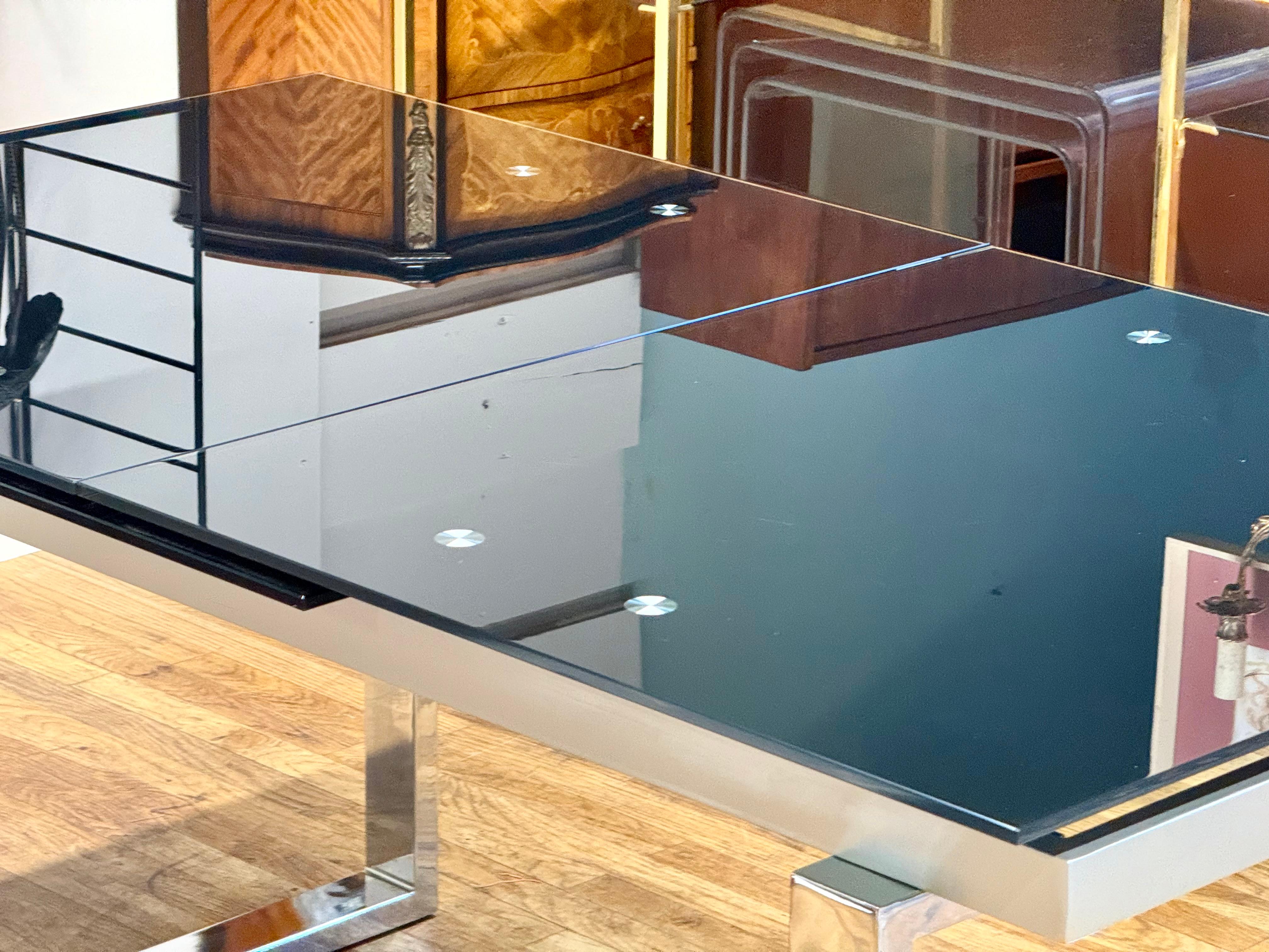 Ausziehbarer Esstisch aus Chrom und Rauchglas im italienischen Design des späten 20. Jahrhunderts im Angebot 5