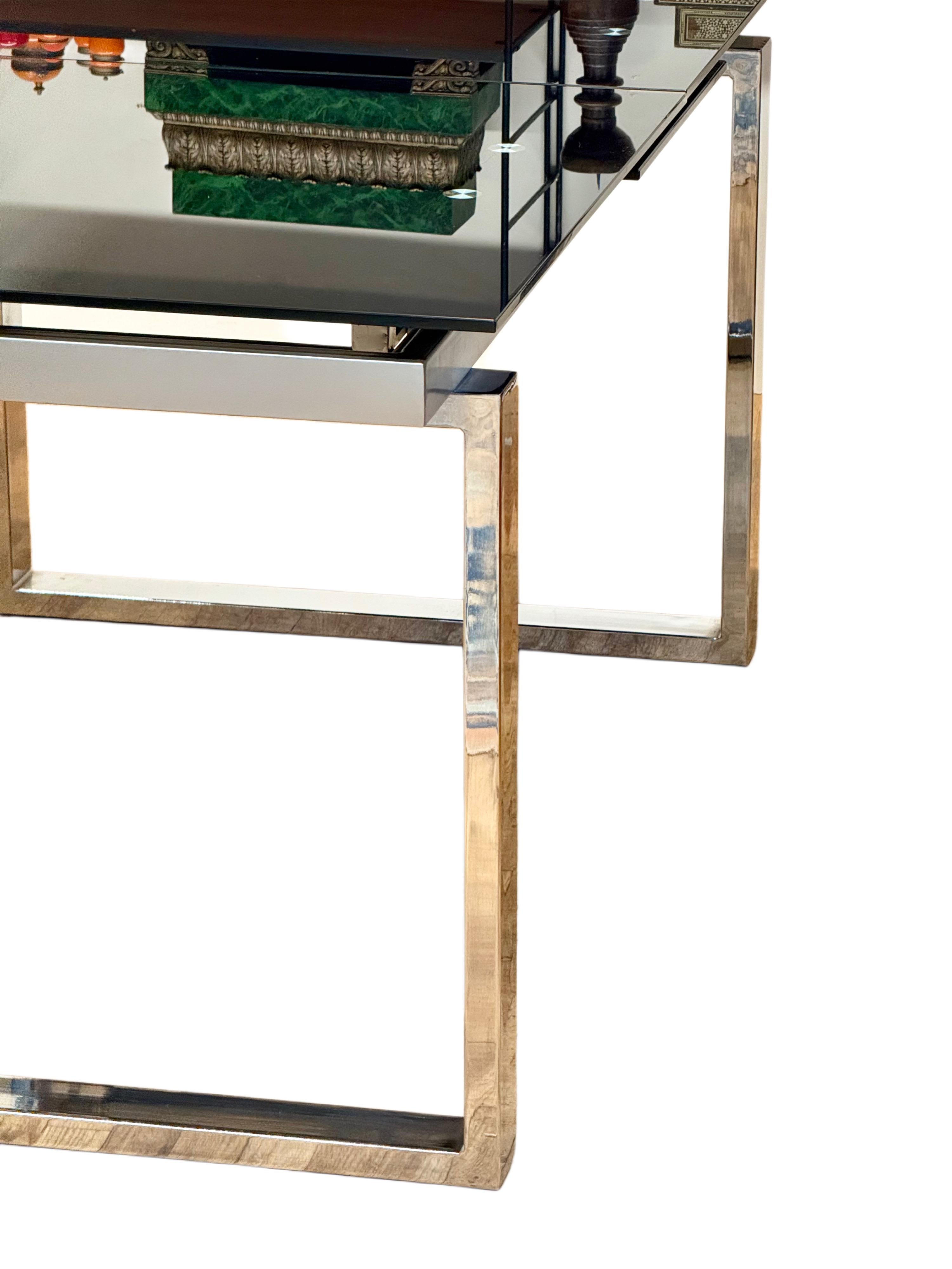 Ausziehbarer Esstisch aus Chrom und Rauchglas im italienischen Design des späten 20. Jahrhunderts im Zustand „Gut“ im Angebot in Tonbridge, Kent