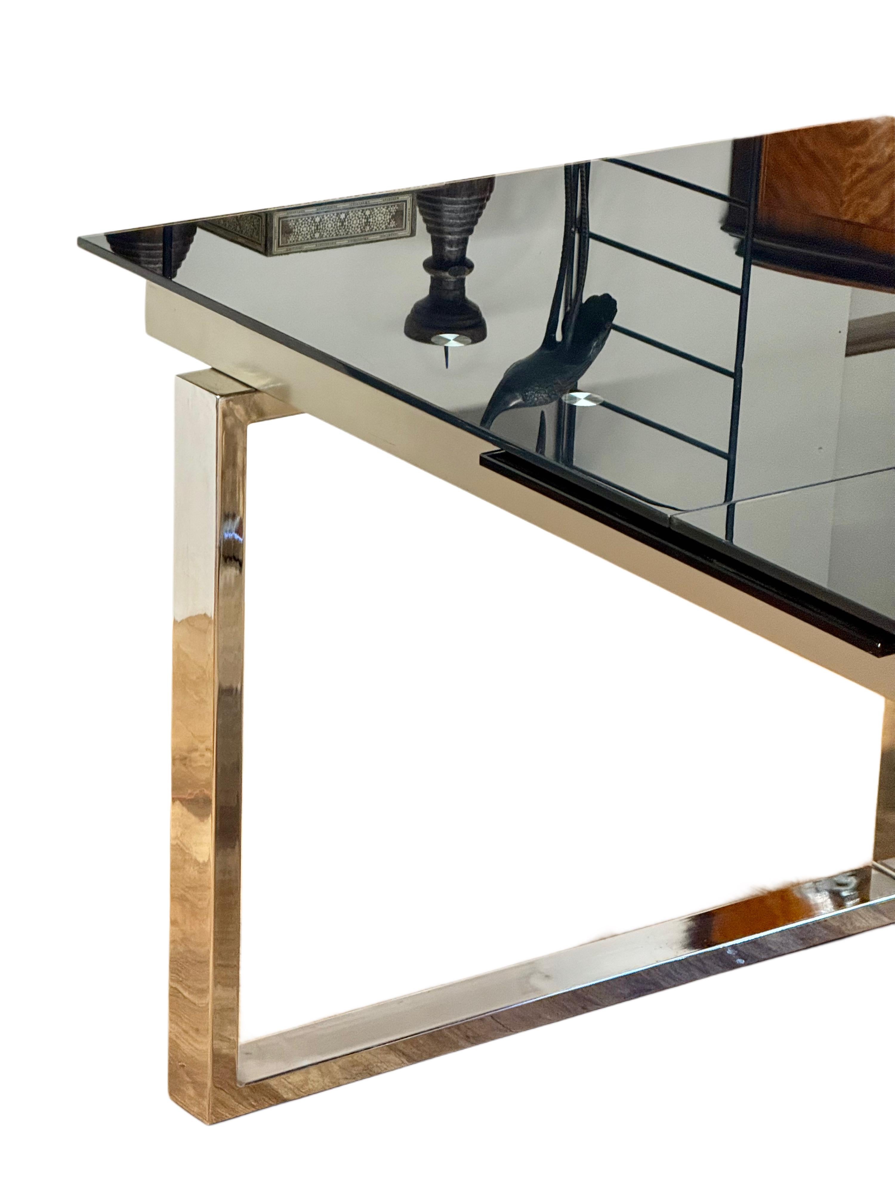 Ausziehbarer Esstisch aus Chrom und Rauchglas im italienischen Design des späten 20. Jahrhunderts (Ende des 20. Jahrhunderts) im Angebot