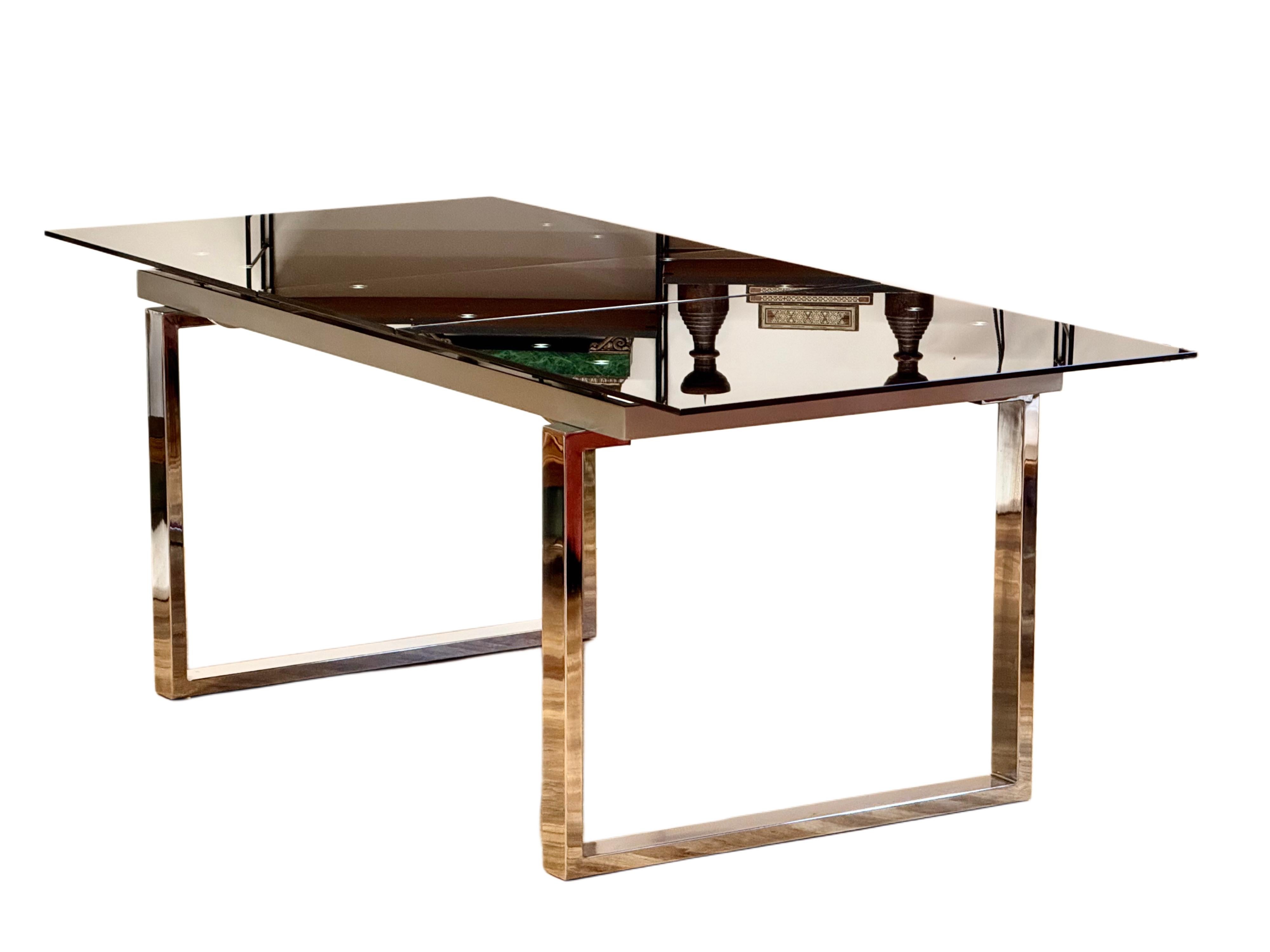 Ausziehbarer Esstisch aus Chrom und Rauchglas im italienischen Design des späten 20. Jahrhunderts (Glas) im Angebot