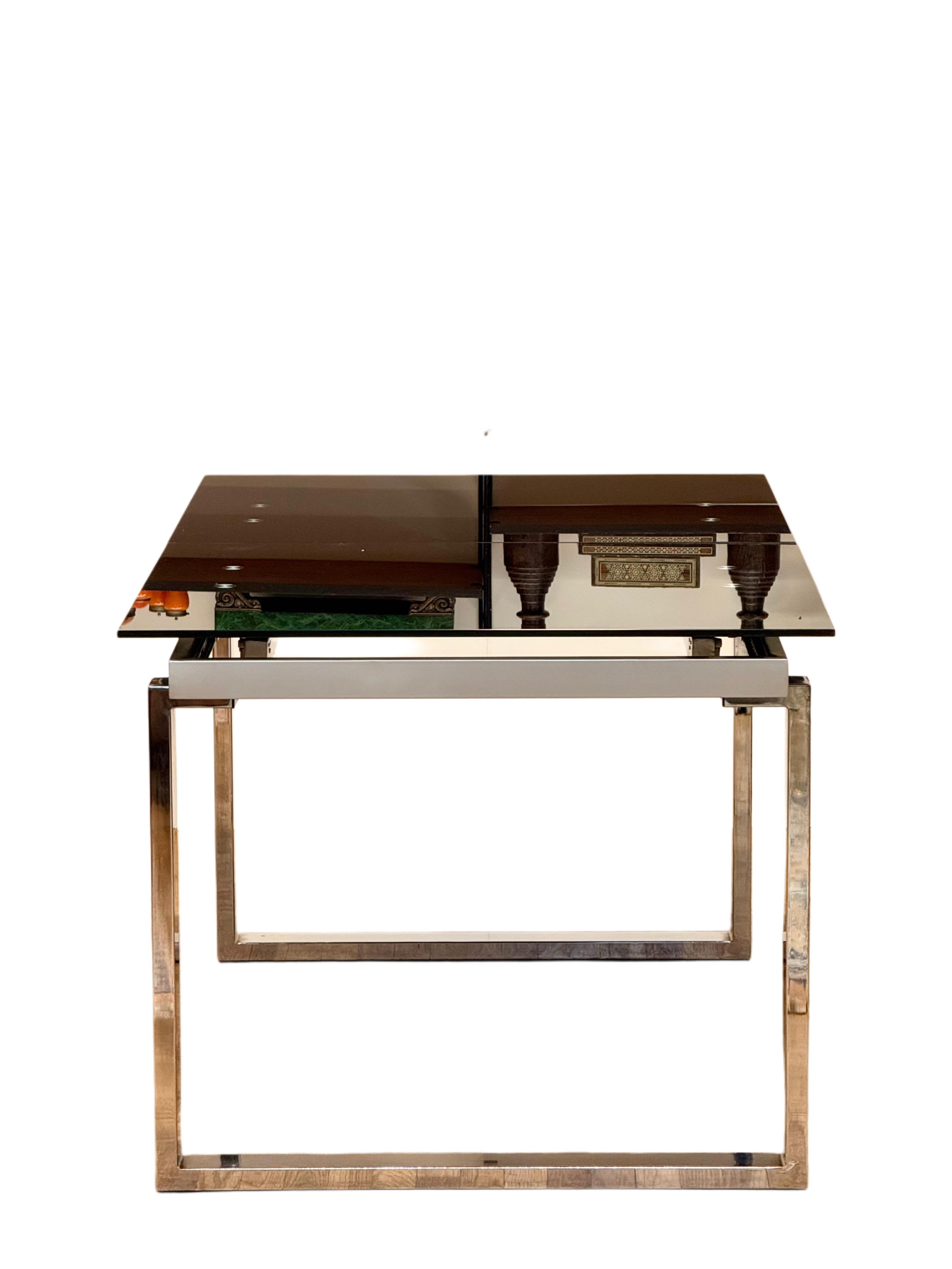 Ausziehbarer Esstisch aus Chrom und Rauchglas im italienischen Design des späten 20. Jahrhunderts im Angebot 1