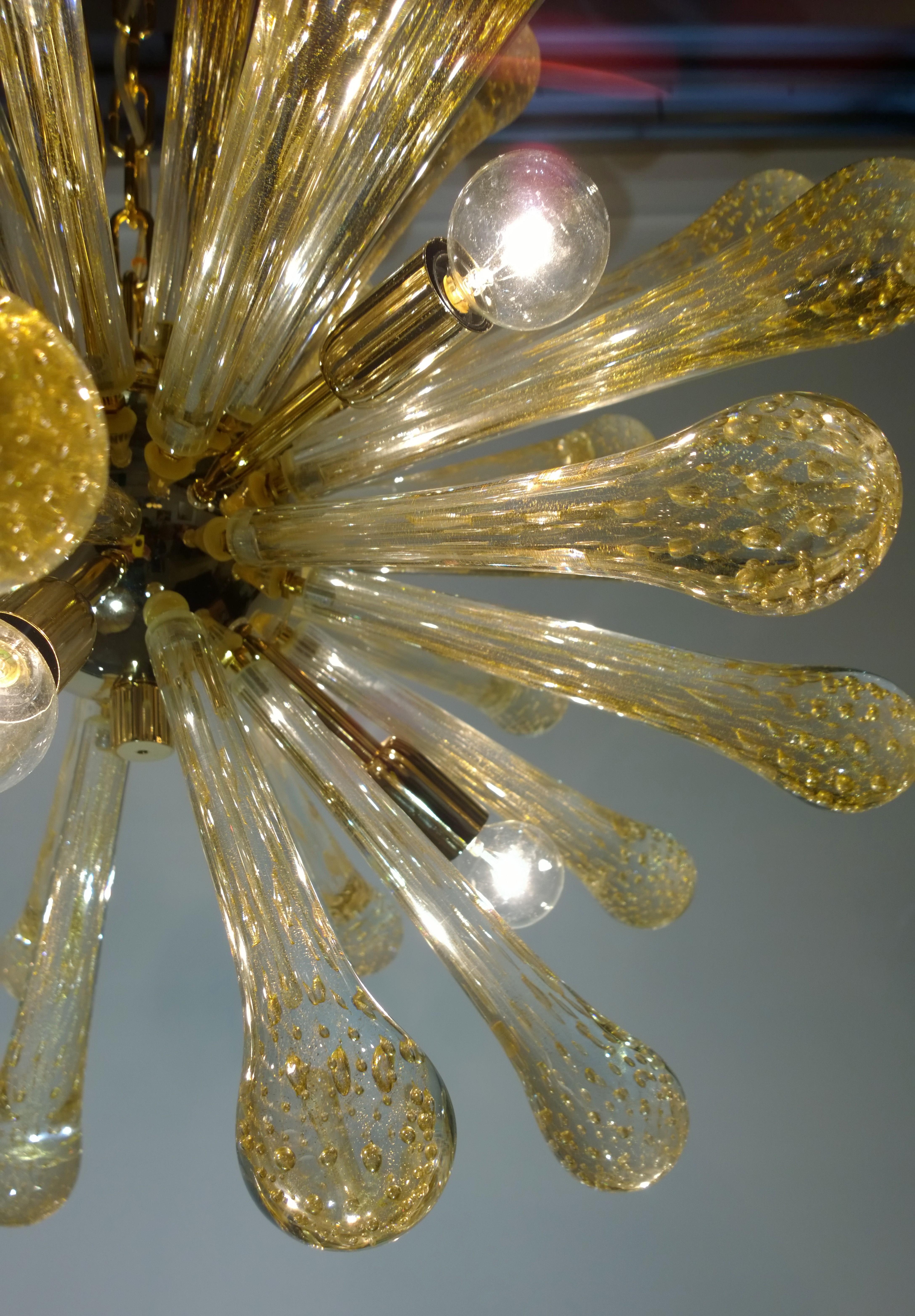 Italian Gold Flecked Clear Murano Blown Glass and Brass Sputnik Chandelier For Sale 5