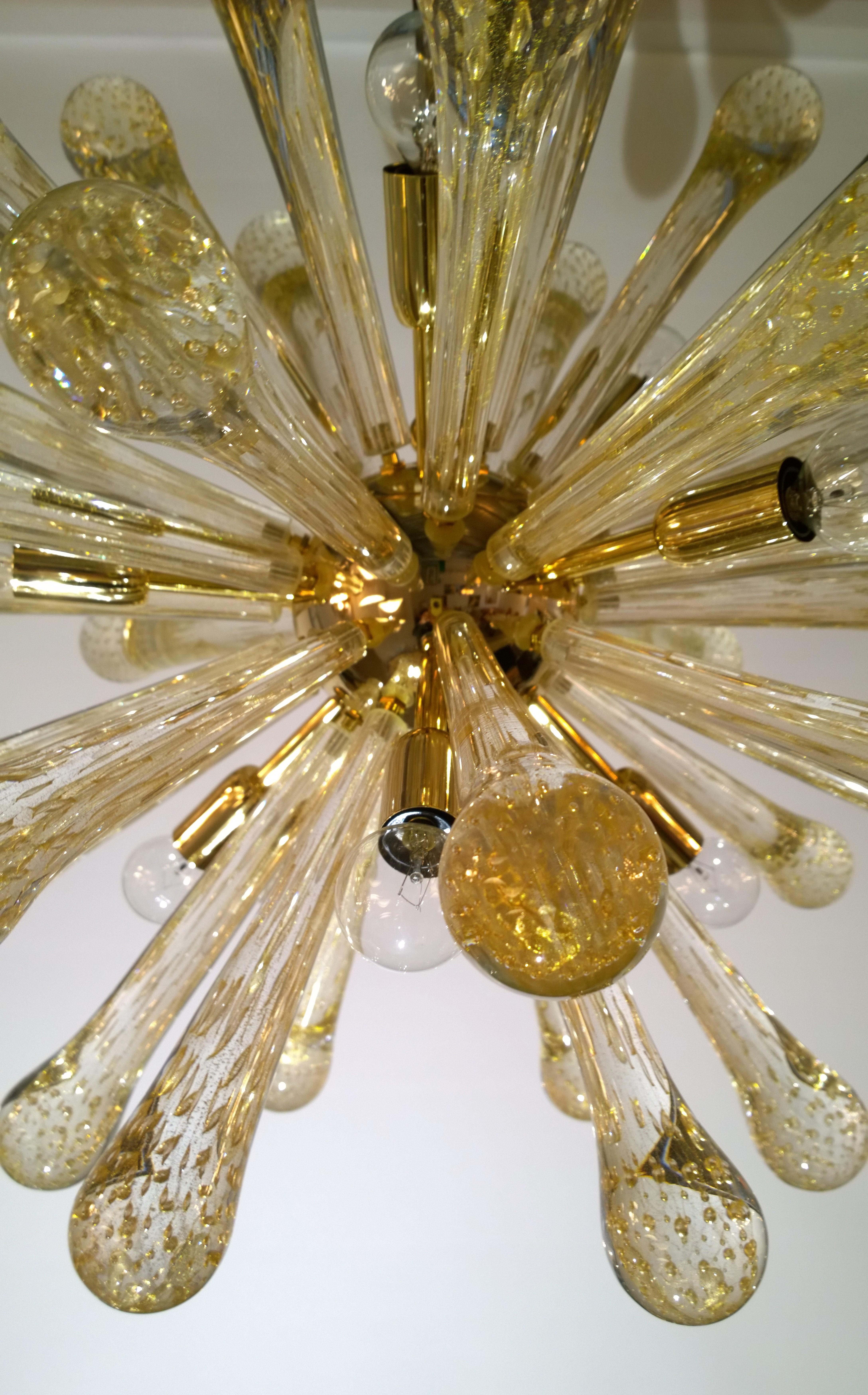 Italian Gold Flecked Clear Murano Blown Glass and Brass Sputnik Chandelier For Sale 9