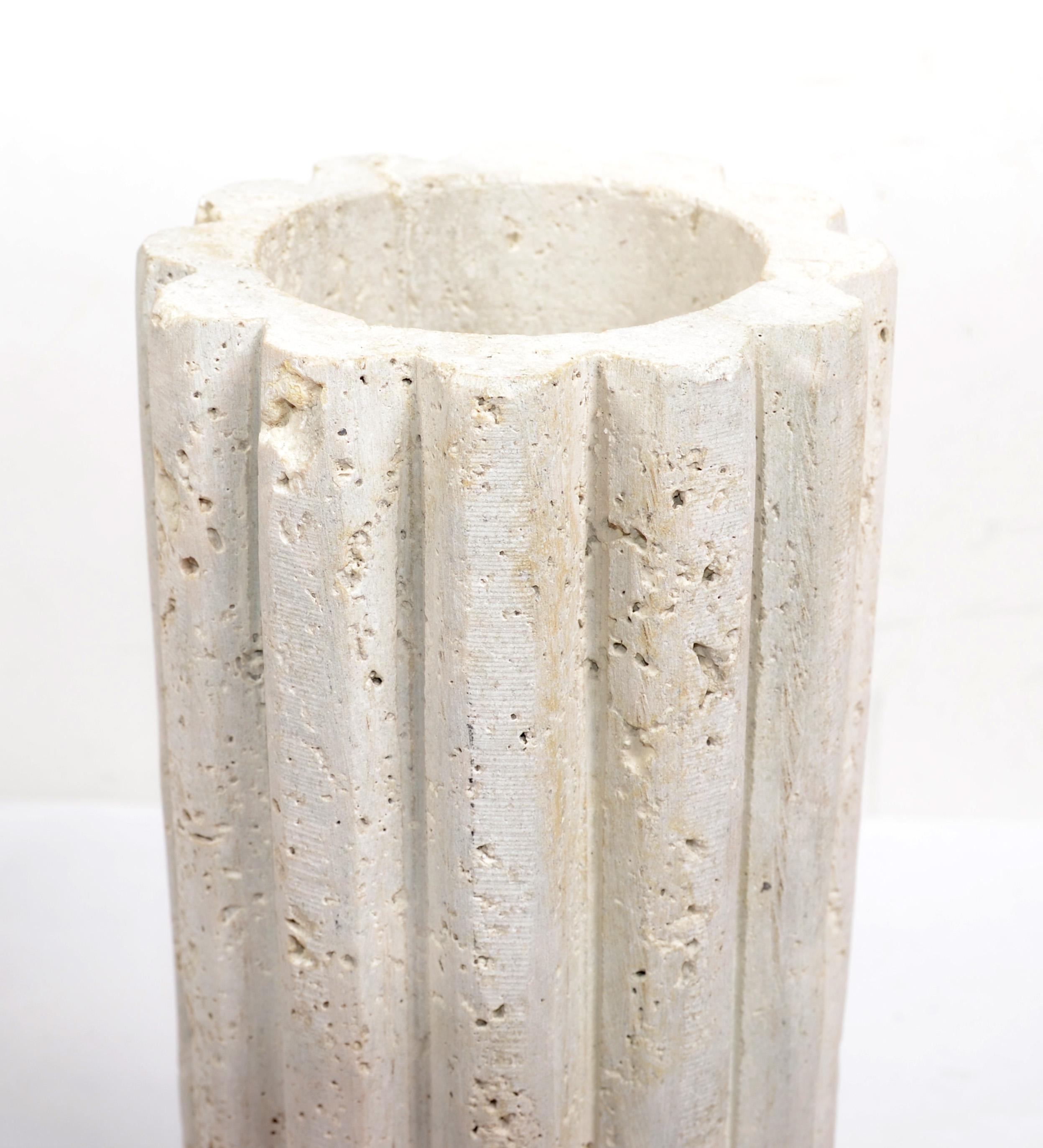 Travertin Vase en travertin beige cannelé fait à la main à la fin du 20e siècle en Italie The Moderns en vente